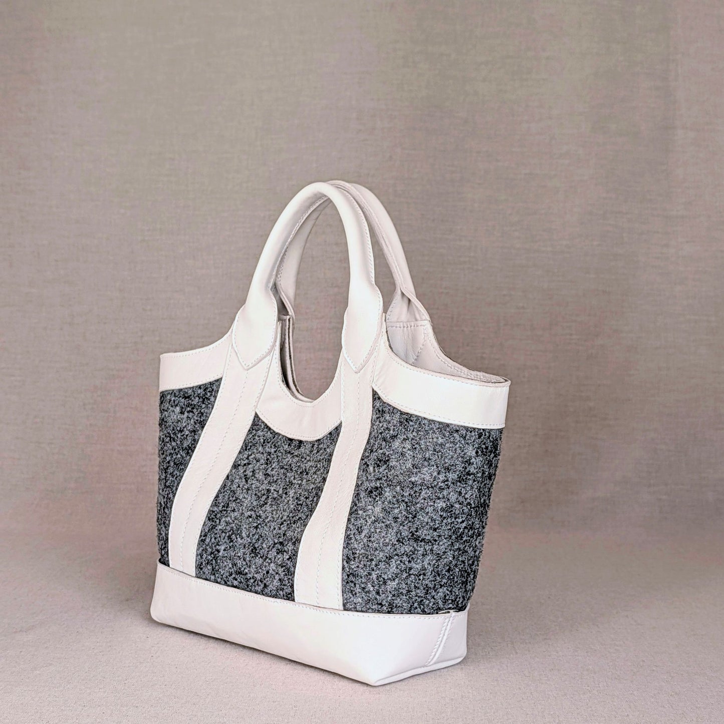 Capazo BEKINA de ternera engrasada Belice — capazo mediano con paneles hair-on