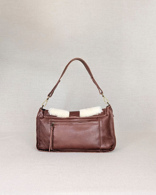 olso ADDY de napa de cordero Belice — solapa hair-on — bolso compacto con bandolera regulable — color-marrón