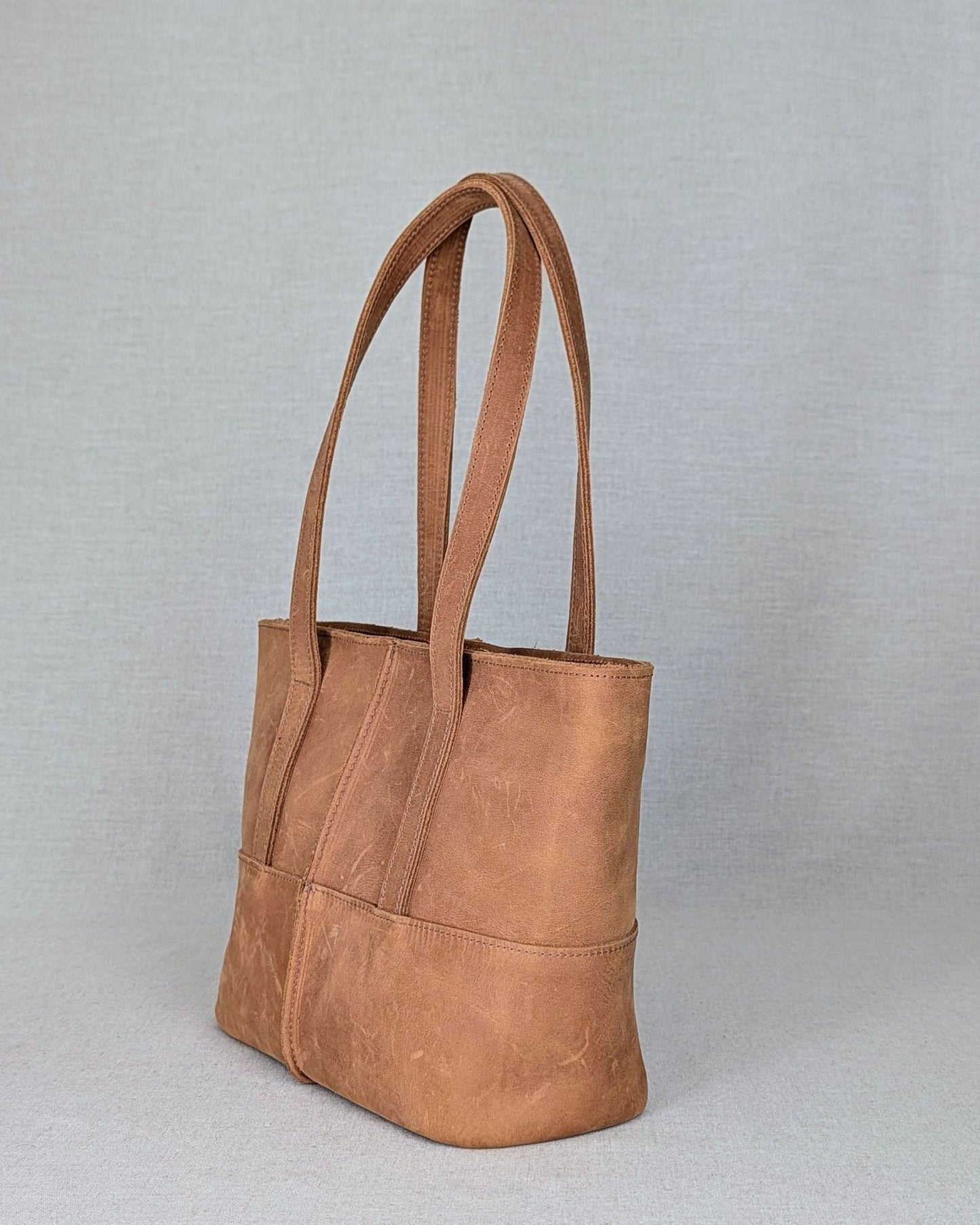 Capazo ANUSKA de piel de ternera engrasada Belice — bolso mediano con asa al hombro y costuras artesanal