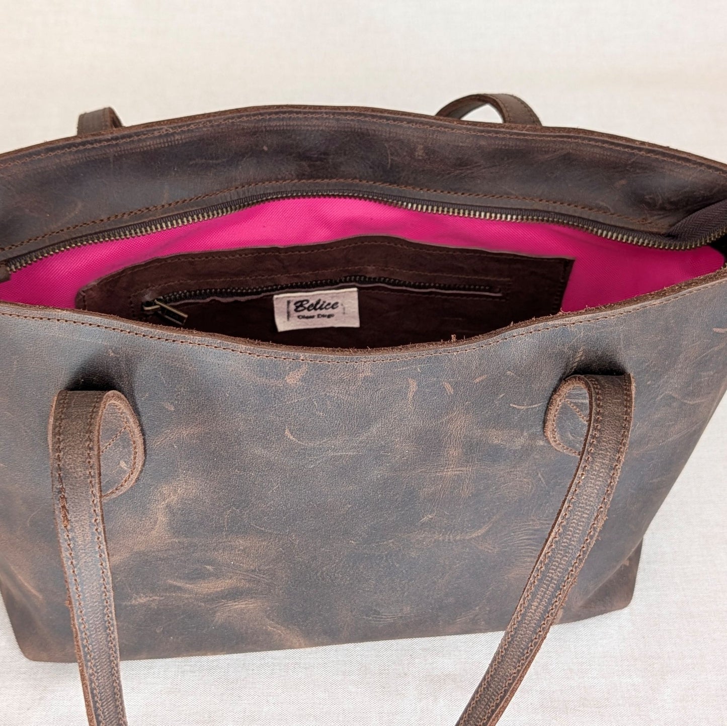 Capazo CARMEN de ternera engrasada — bolso mediano con asas al hombro — color marrón oscuro-detalle