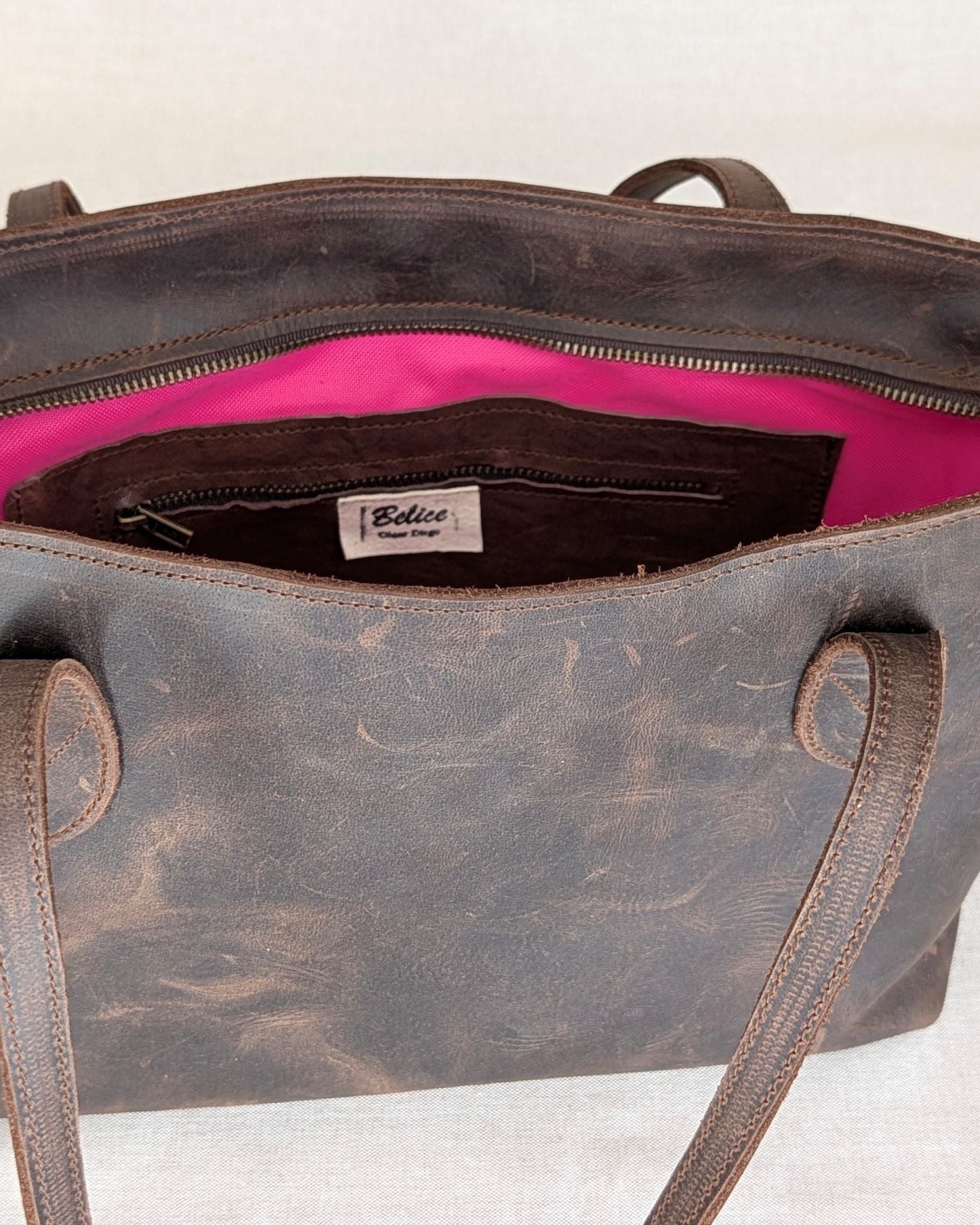 Capazo CARMEN de ternera engrasada — bolso mediano con asas al hombro — color marrón oscuro-detalle