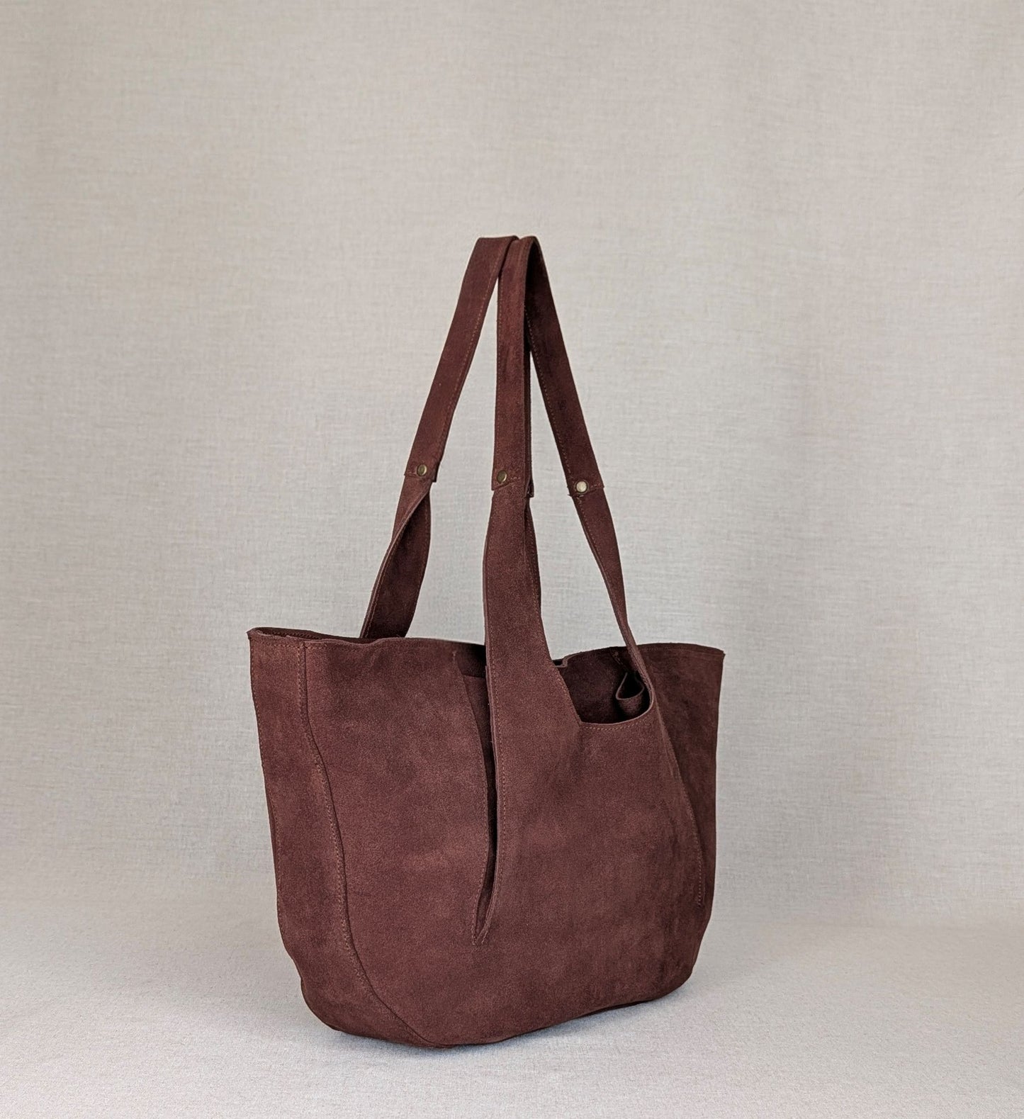 Capazo MAITE de piel artesanal Belice — gran capacidad con bolsillos exteriores de fuelle — color-marrón-serraje-lateral