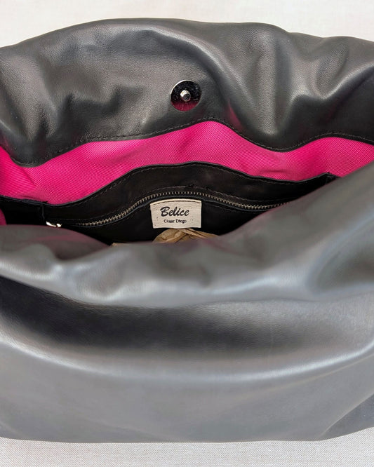Bolso Mediano fruncido de piel artesanal Belice — con asa de cadena y bandolera — color-negro-detalle