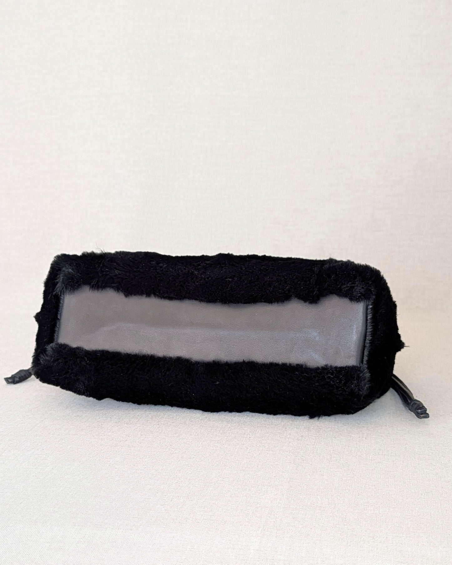 bolso-de-piel-hairon-negro-fruncido-detalle-trasera