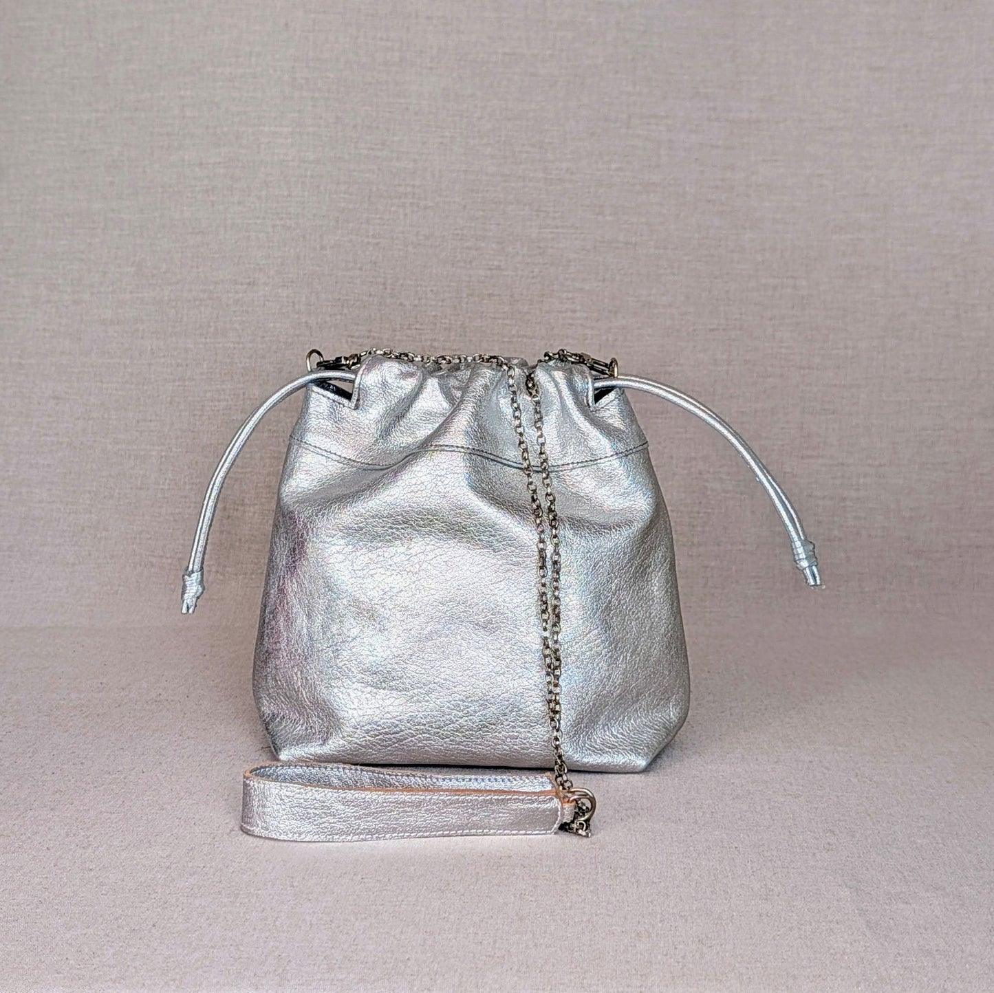 Bolso LOVEMINI de piel artesanal Belice — bolso compacto con diseño fruncido y bandolera regulable — color-gris-plata