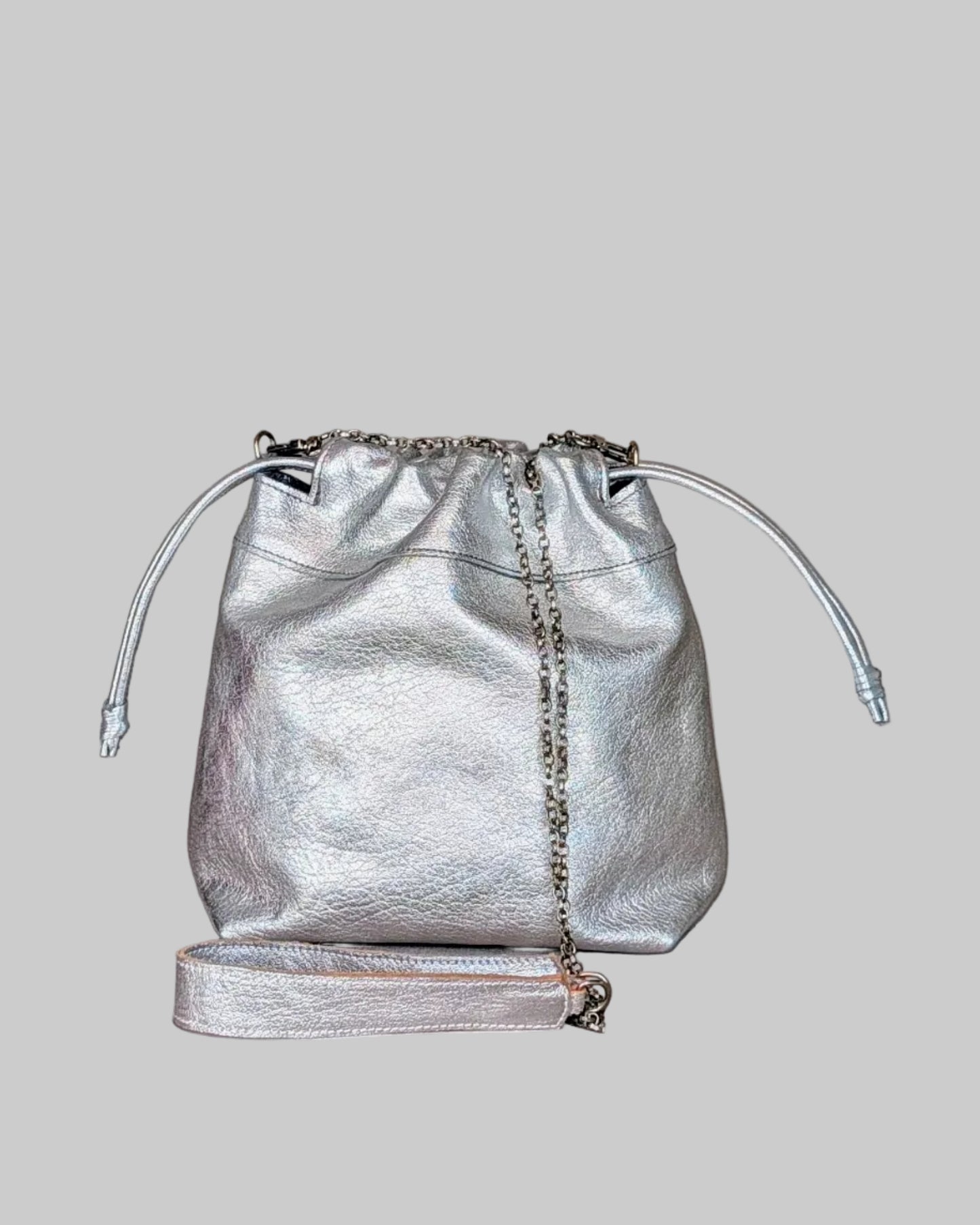 Bolso LOVEMINI de piel artesanal Belice — bolso compacto con diseño fruncido y bandolera regulable — color-gris-plata