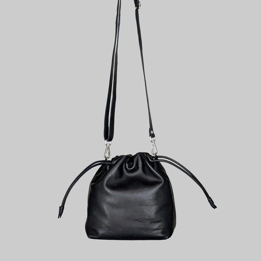 Bolso LOVEMINI de piel artesanal Belice — bolso compacto con diseño fruncido y bandolera regulable — color-negro
