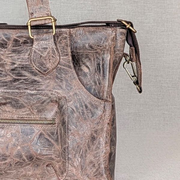 bolsa-de-piel-para-oficina-color-chocolate-detalle-lateral