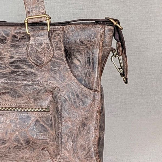 bolsa-de-piel-para-oficina-color-chocolate-detalle-lateral