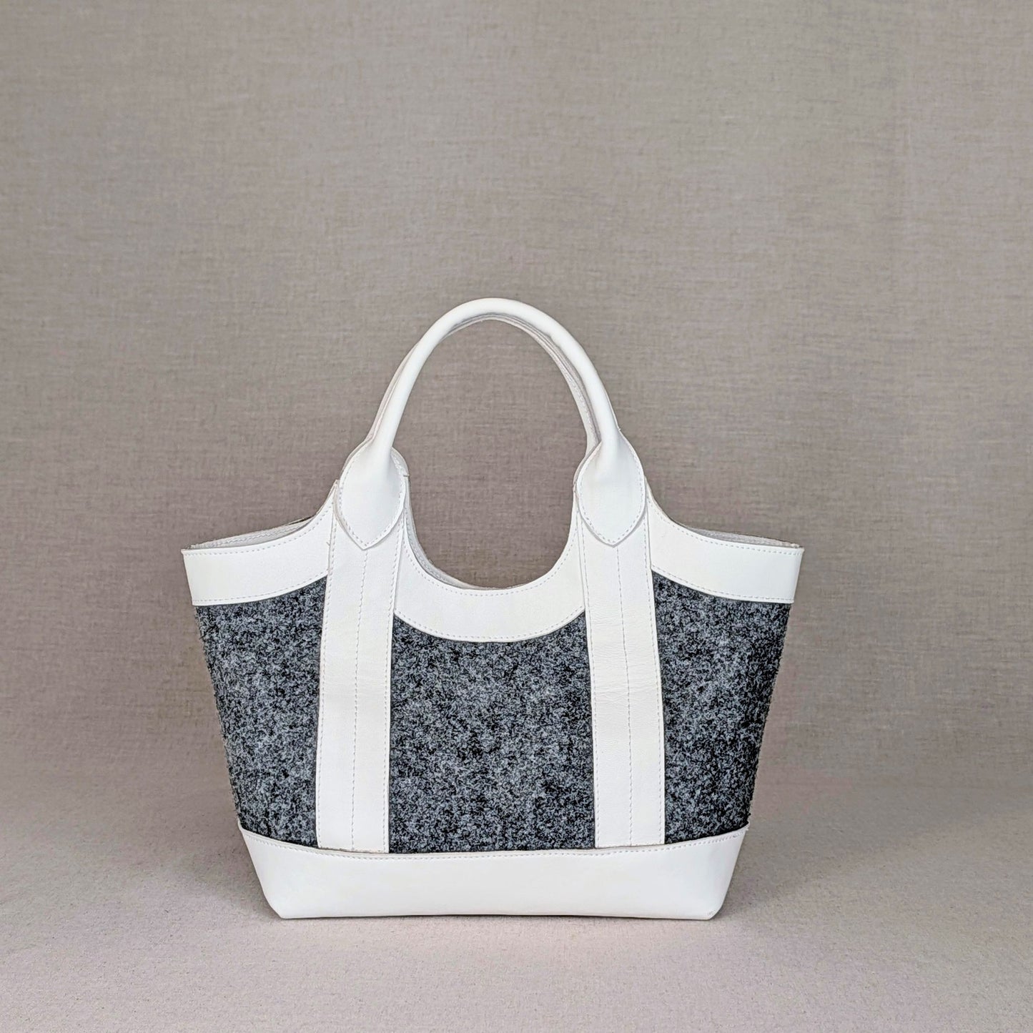 Capazo BEKINA de ternera engrasada Belice — capazo mediano con paneles hair-on