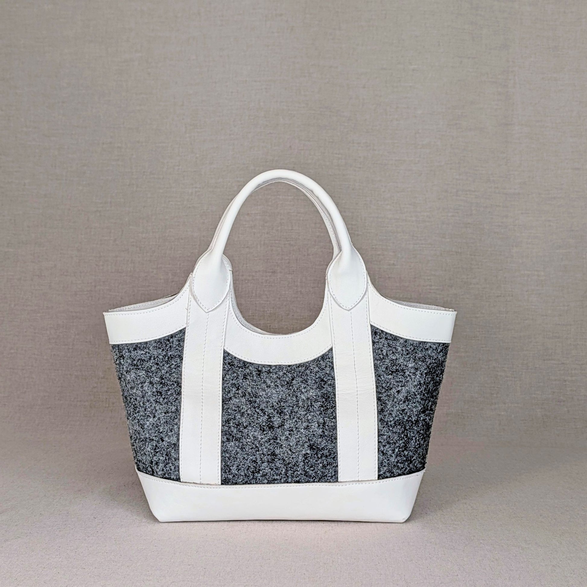 Capazo BEKINA de ternera engrasada Belice — capazo mediano con paneles hair-on