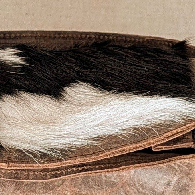 bolso-pequeño-piel-de-ternera-engrasada-solapa-hairon-detalle-solapa