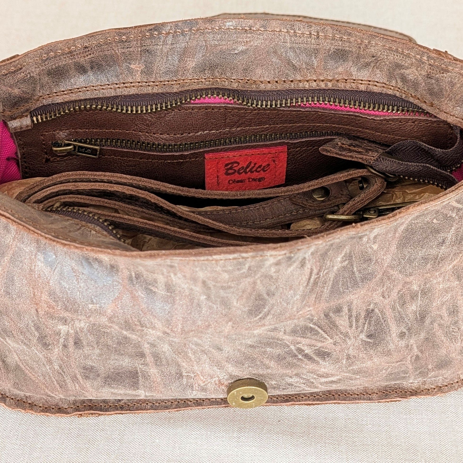 bolso-pequeño-piel-de-ternera-engrasada-solapa-hairon-detalle-interior