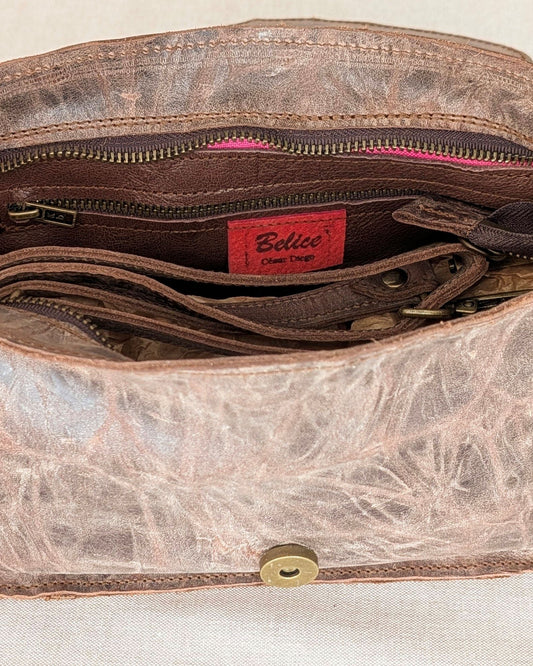 bolso-pequeño-piel-de-ternera-engrasada-solapa-hairon-detalle-interior
