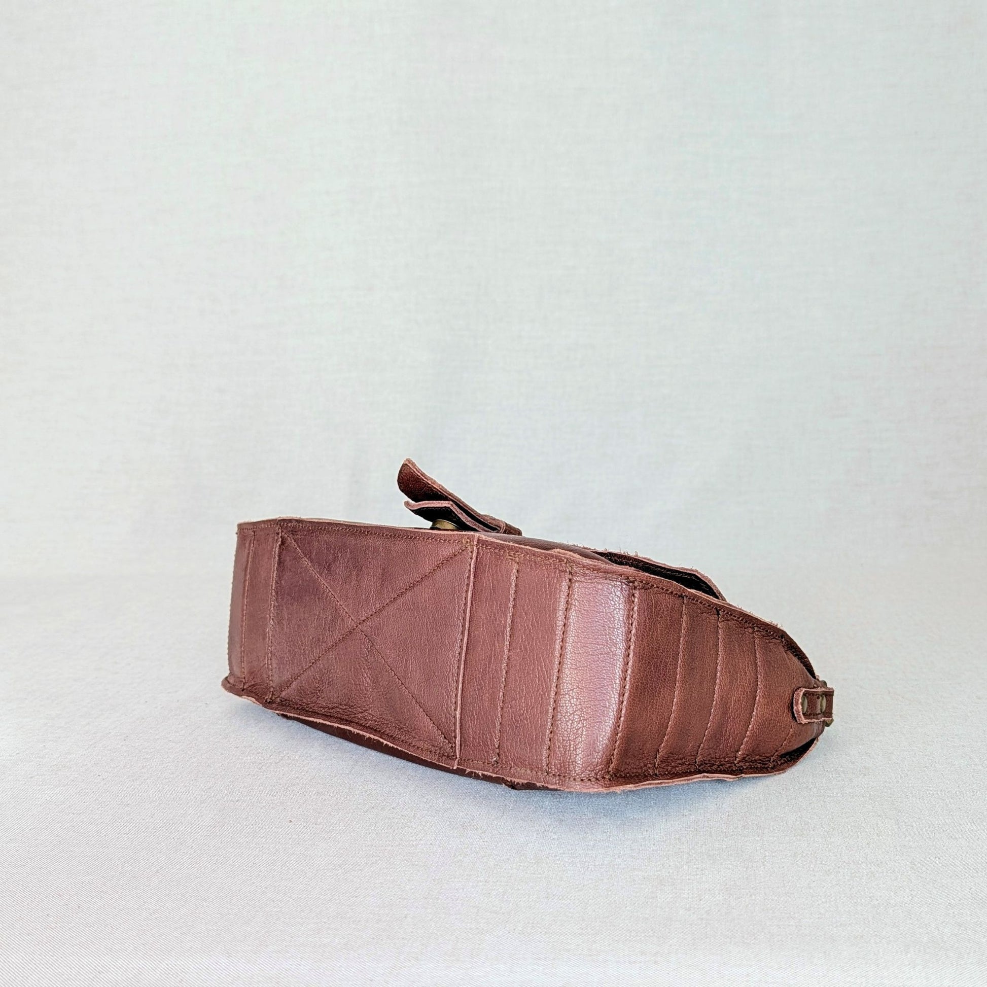 olso ADDY de napa de cordero Belice — solapa hair-on — bolso compacto con bandolera regulable — color marrón