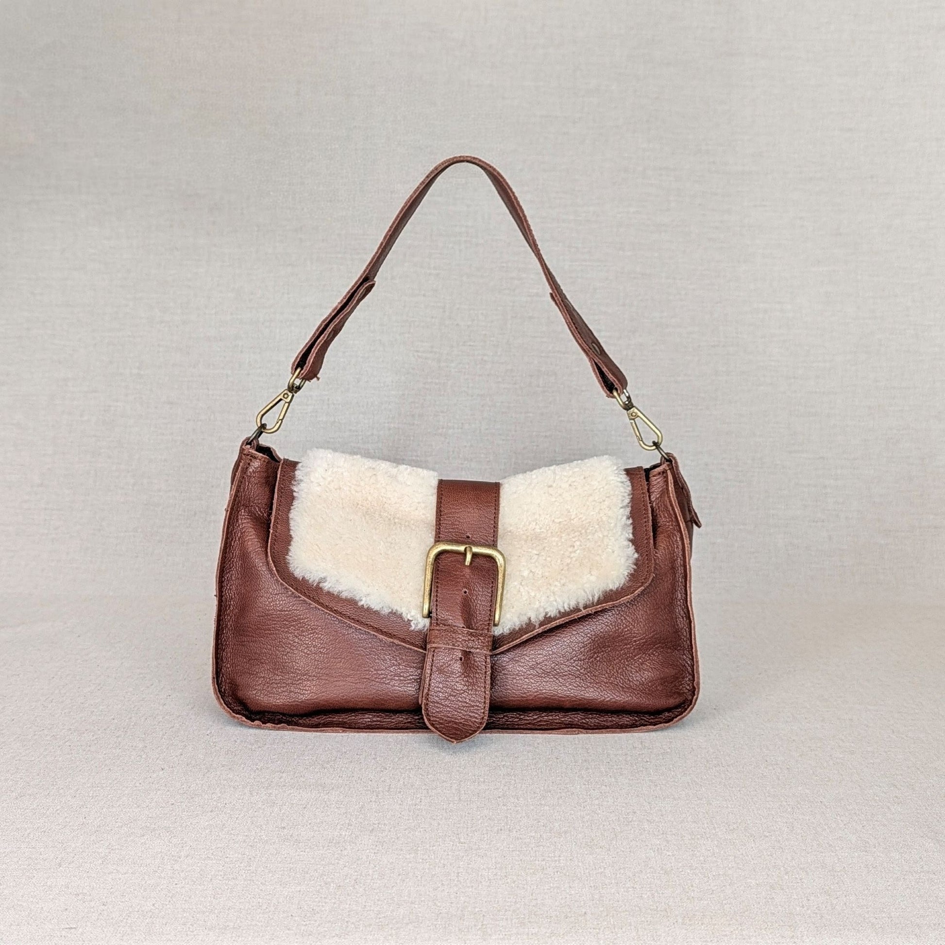 Bolso ADDY de napa de cordero Belice — solapa hair-on — bolso compacto con bandolera regulable — color marrón