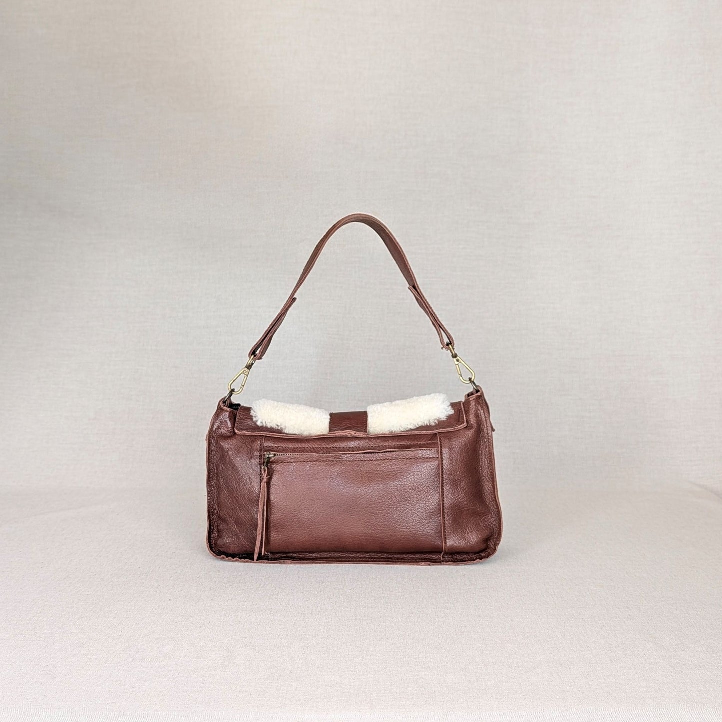 olso ADDY de napa de cordero Belice — solapa hair-on — bolso compacto con bandolera regulable — color-marrón