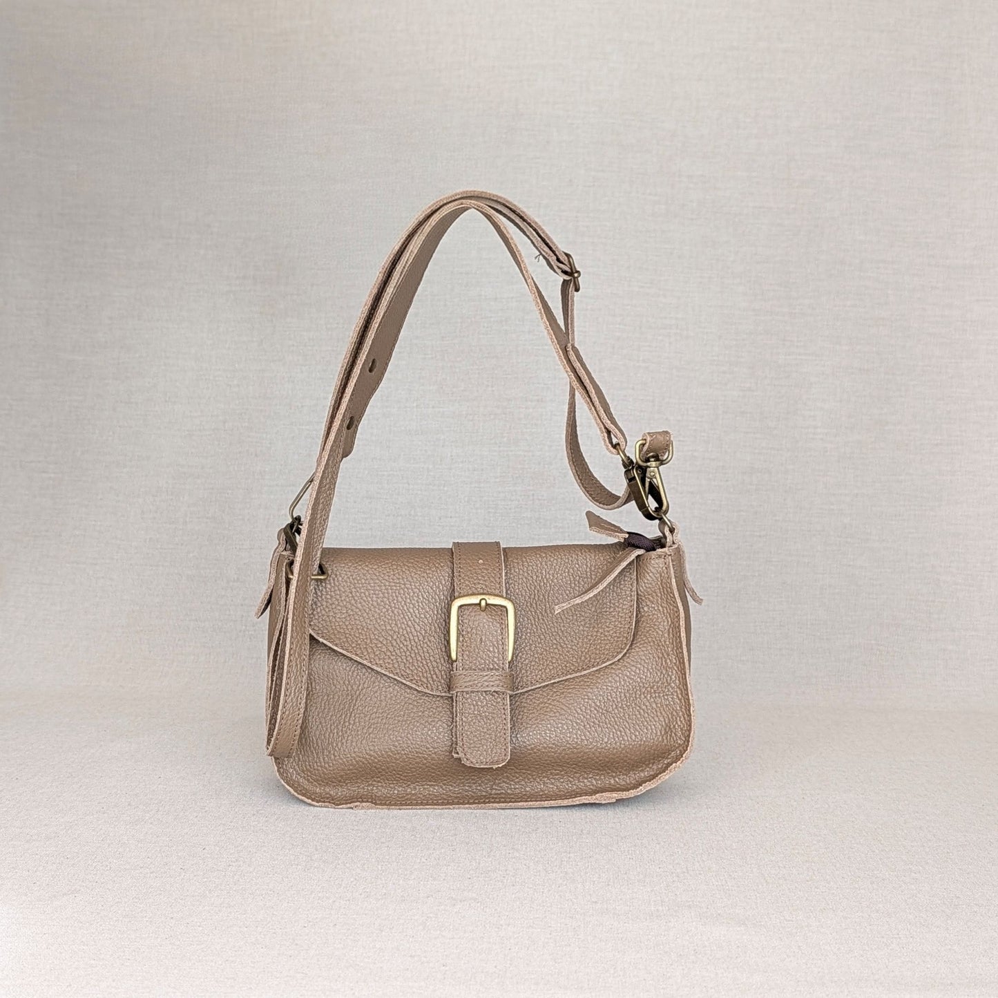 Bolso VIKY de piel artesanal Belice — bolso de diario con solapa y bandolera regulable — color-cuero