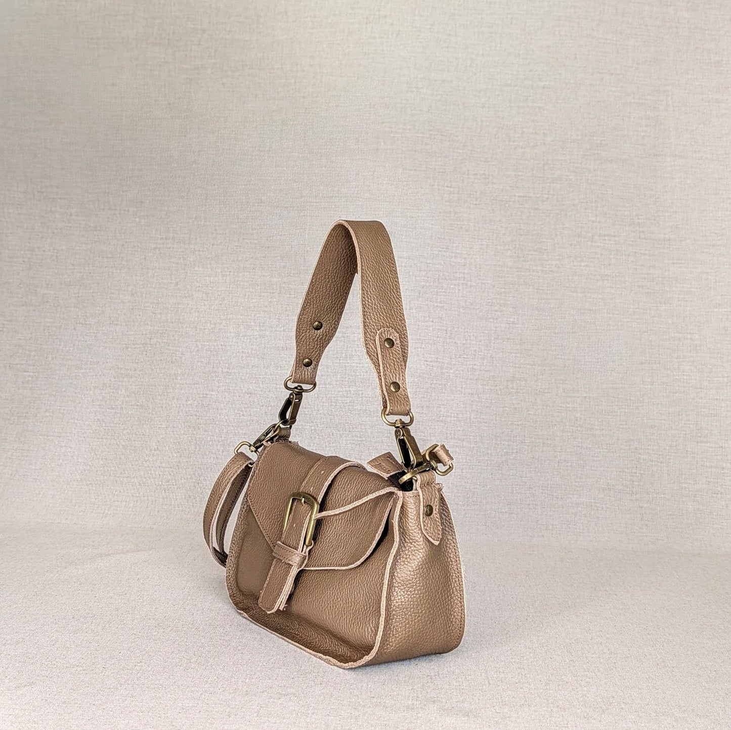 Bolso VIKY de piel artesanal Belice — bolso de diario con solapa y bandolera regulable — color-cuero-lateral