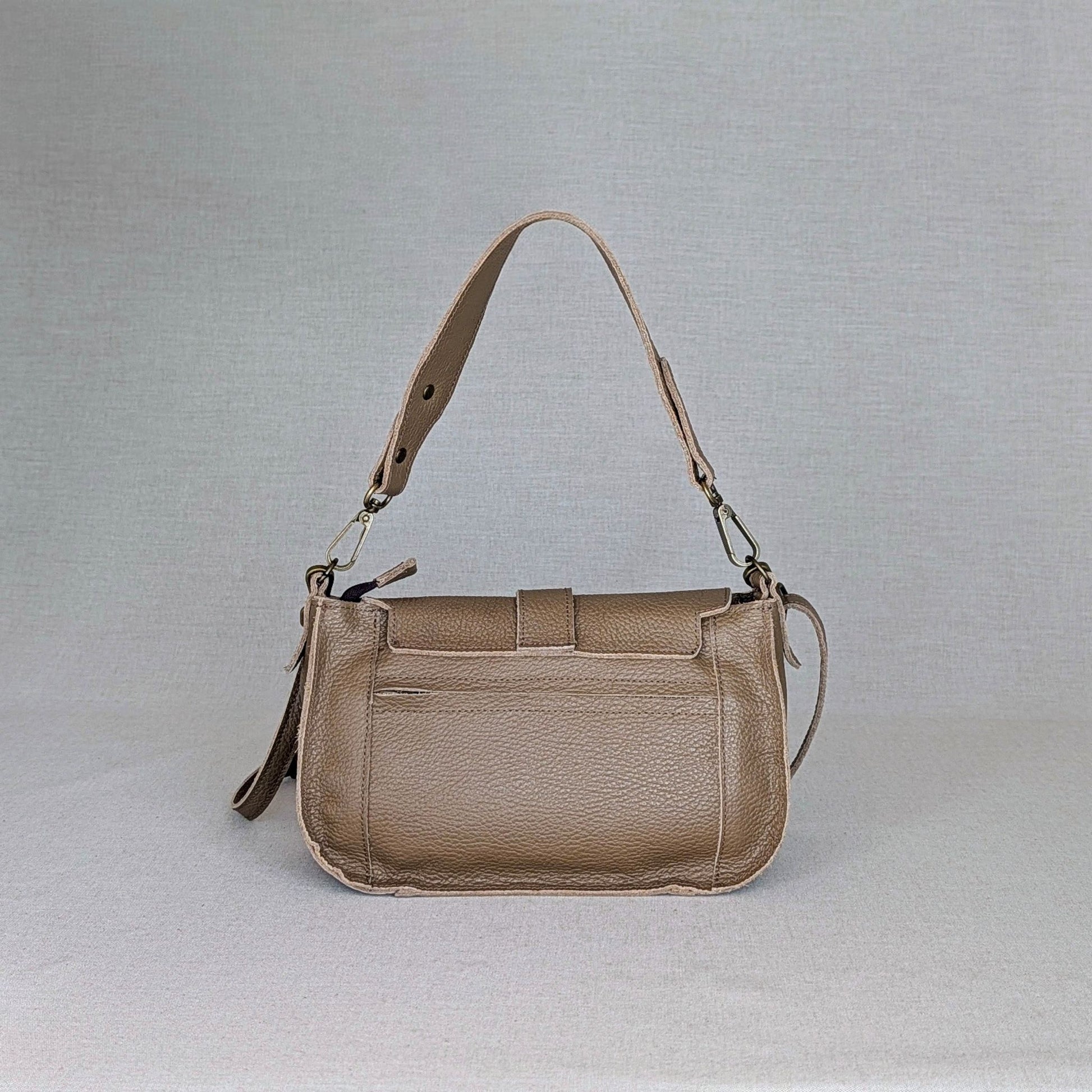 Bolso VIKY de piel artesanal Belice — bolso de diario con solapa y bandolera regulable — color-cuero-trasera