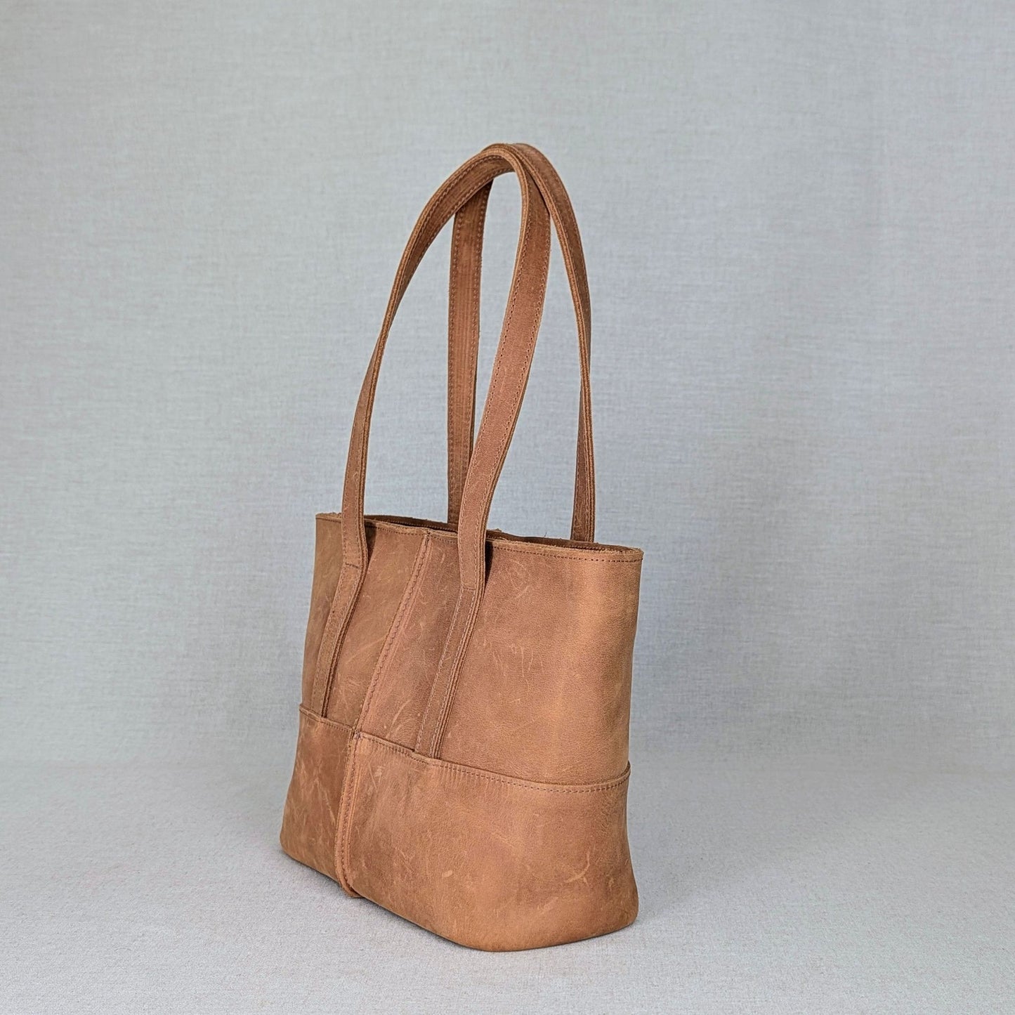 Capazo ANUSKA de piel de ternera engrasada Belice — bolso mediano con asa al hombro y costuras artesanal