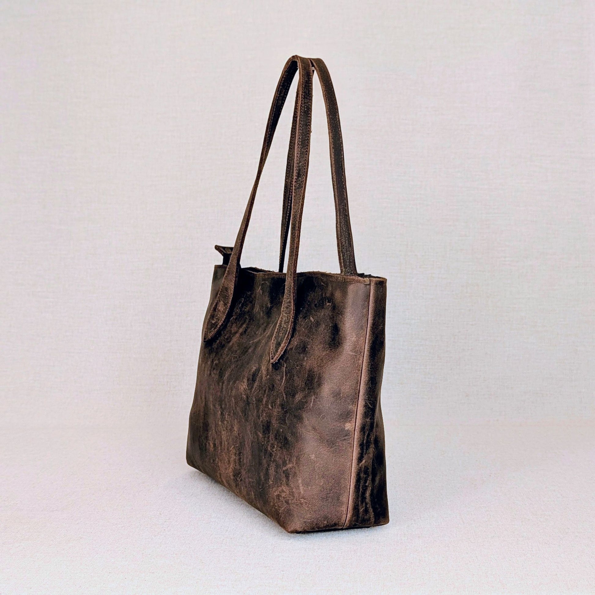 Capazo CARMEN de ternera engrasada — bolso mediano con asas al hombro — color marrón oscuro-lateral