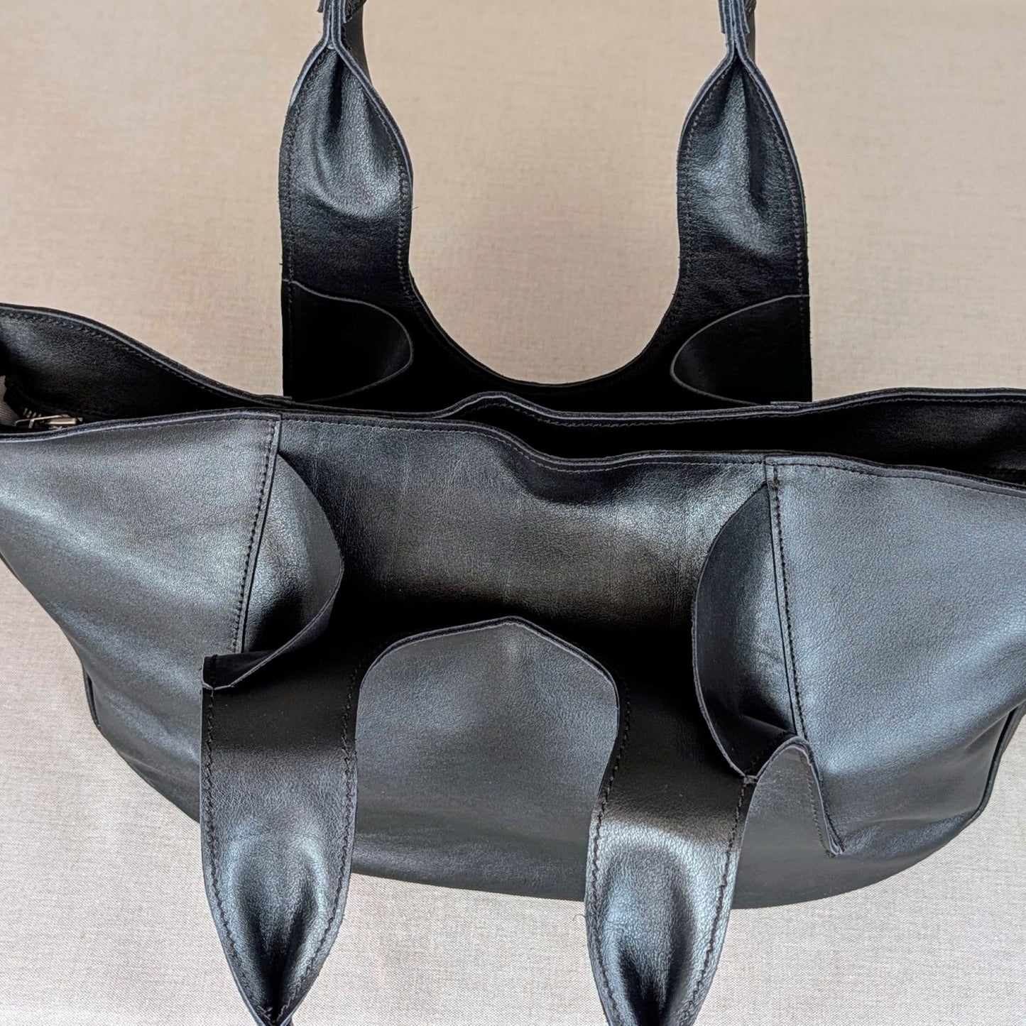 Capazo MAITE de piel artesanal Belice — gran capacidad con bolsillos exteriores de fuelle — color-negrodetalles-bolsillos-exteriores