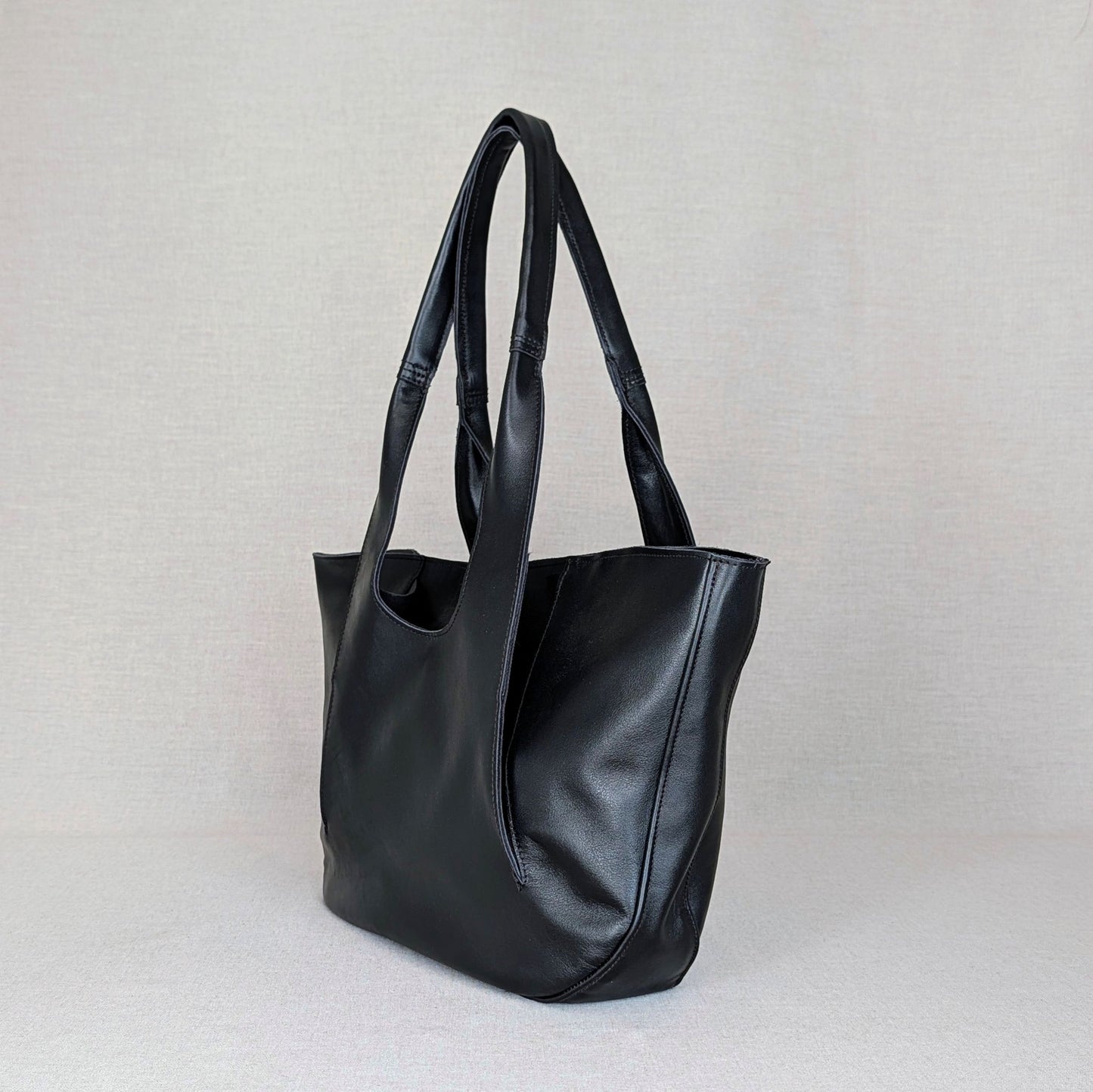 Capazo MAITE de piel artesanal Belice — gran capacidad con bolsillos exteriores de fuelle — color-negro-lateral