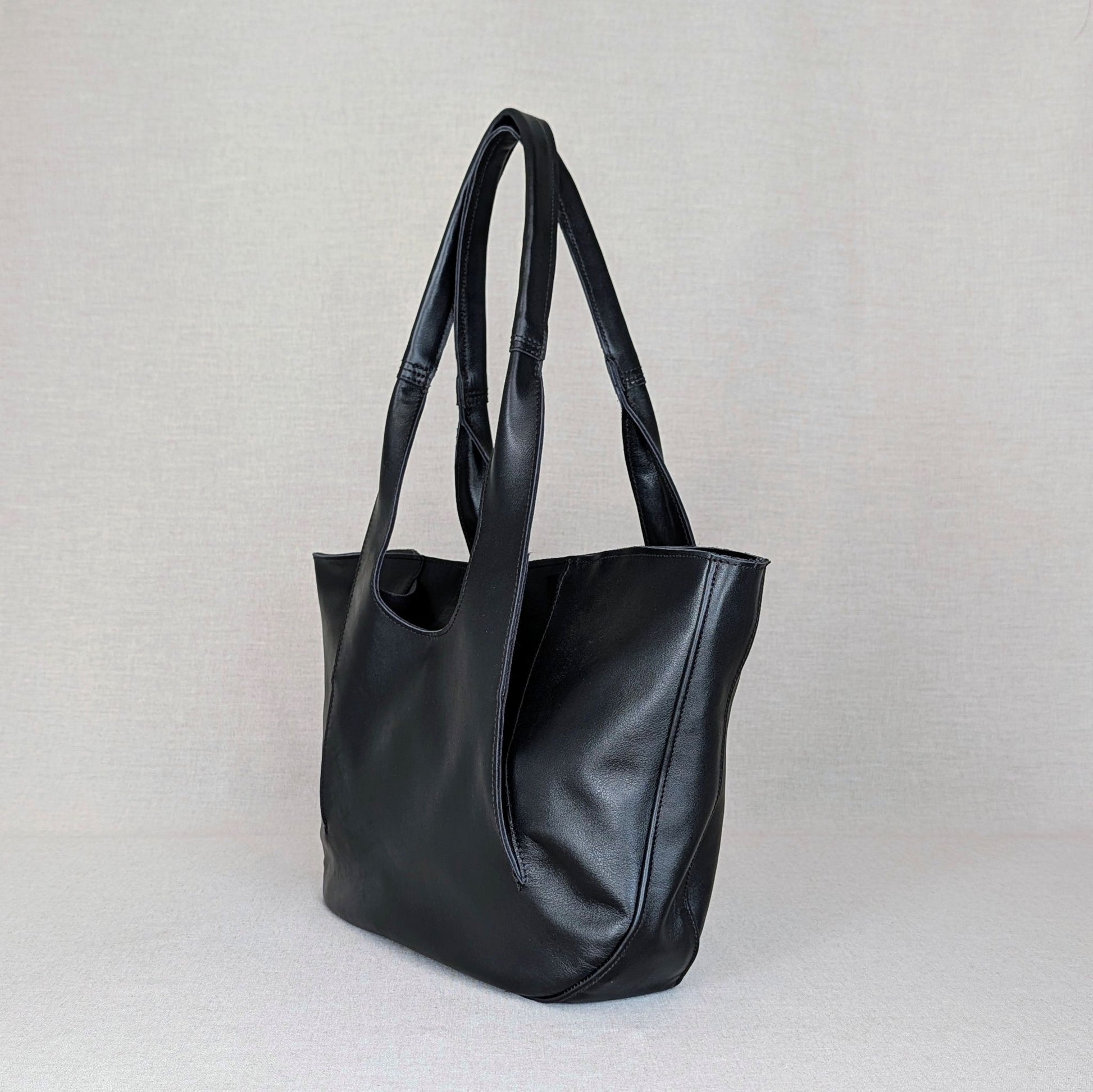 Capazo MAITE de piel artesanal Belice — gran capacidad con bolsillos exteriores de fuelle — color-negro-lateral