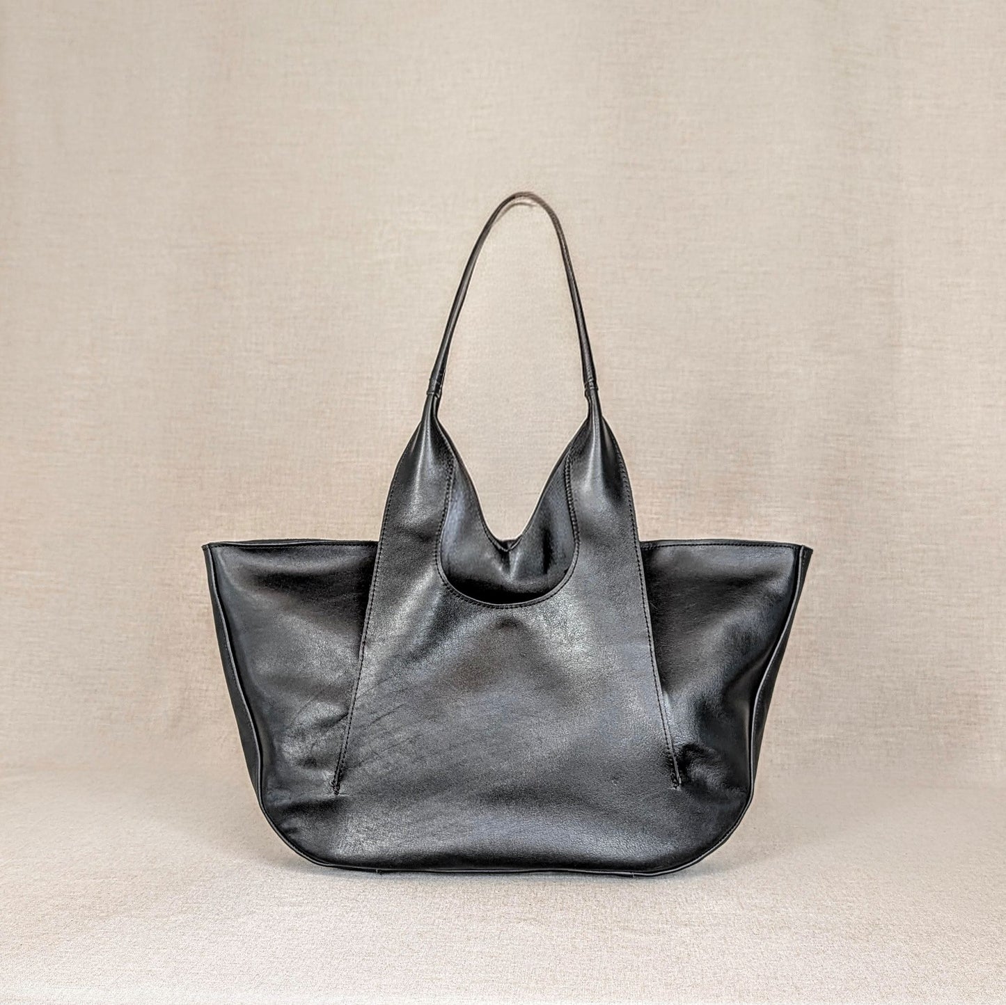 Capazo MAITE de piel artesanal Belice — gran capacidad con bolsillos exteriores de fuelle — color-negro