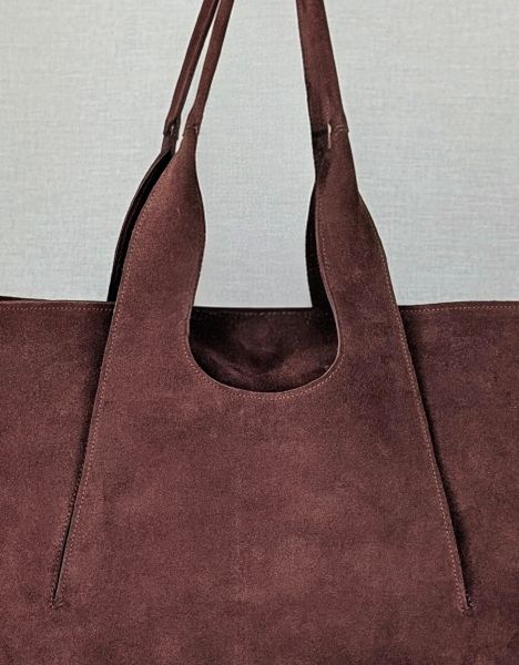 Capazo MAITE de piel artesanal Belice — gran capacidad con bolsillos exteriores de fuelle — color-marrón-serraje-detalle