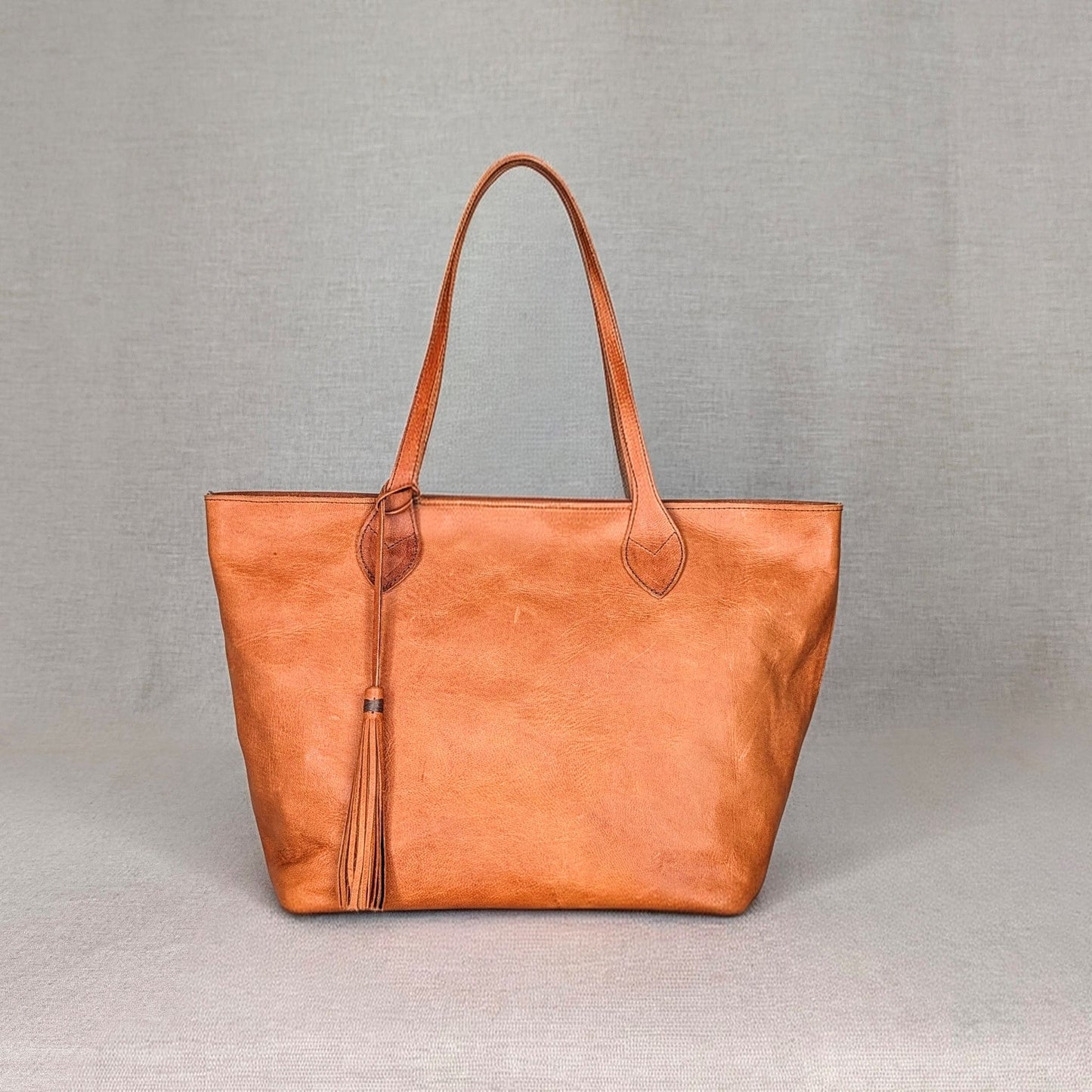 Bolso ANA de piel artesanal Belice — bolso amplio con asas largas y cremallera — color-camel