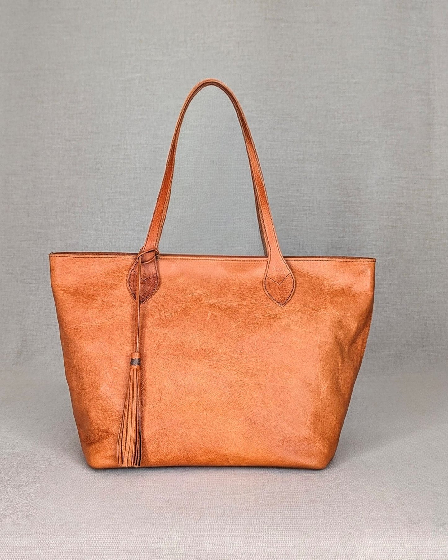 Bolso ANA de piel artesanal Belice — bolso amplio con asas largas y cremallera — color-camel