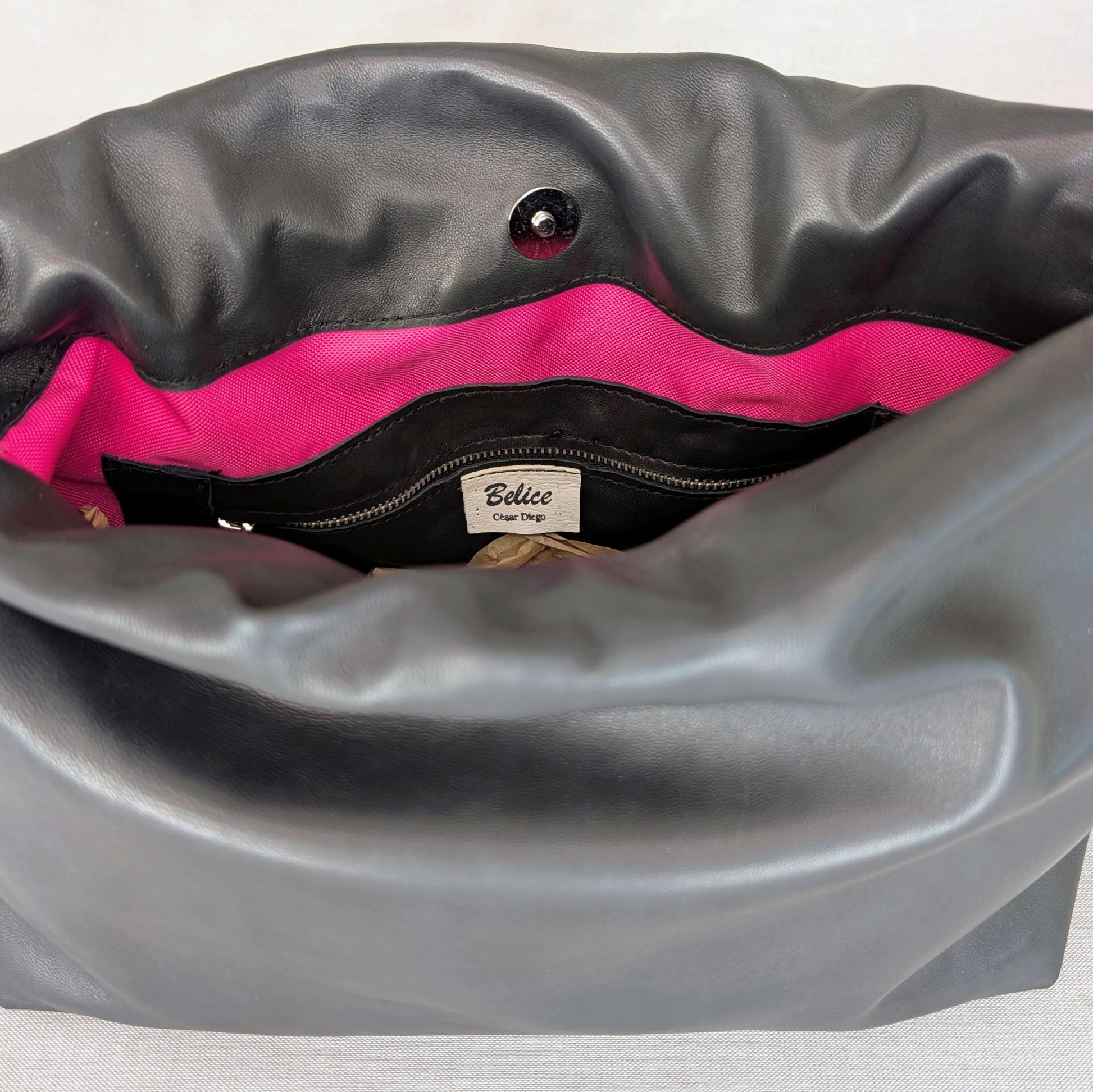 Bolso Mediano fruncido de piel artesanal Belice — con asa de cadena y bandolera — color-negro-detalle