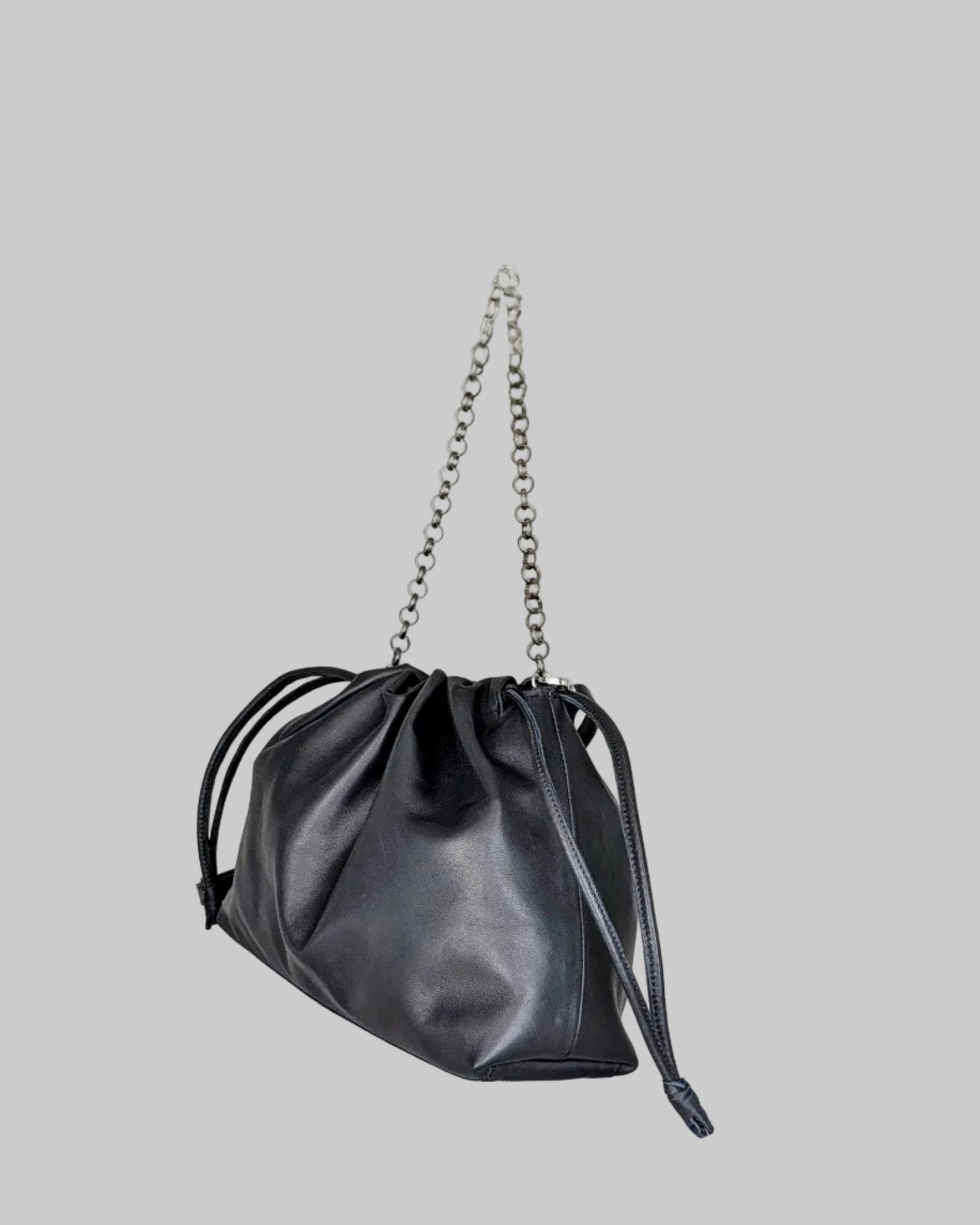 Bolso Mediano fruncido de piel artesanal Belice — con asa de cadena y bandolera — color-negro-lateral
