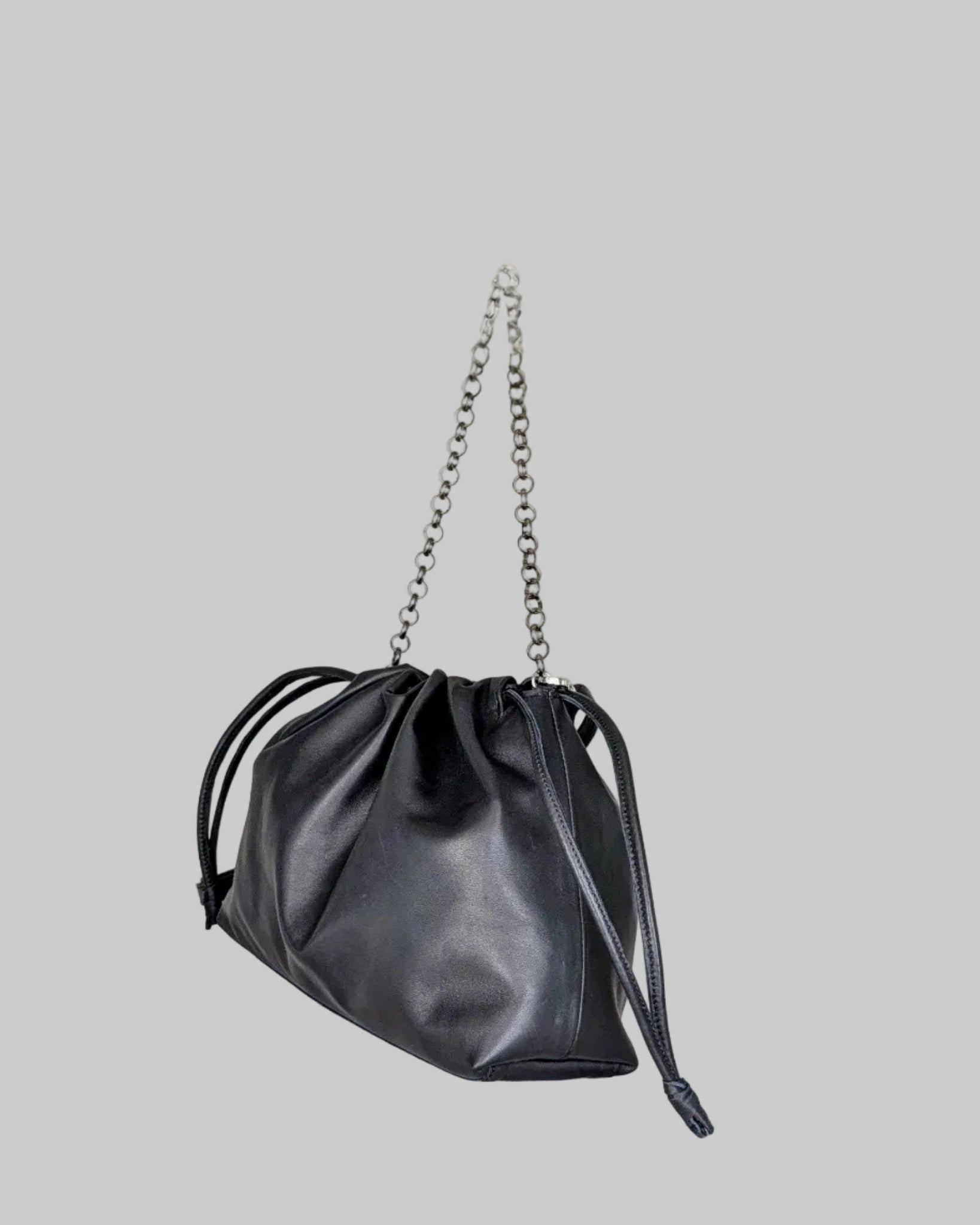Bolso Mediano fruncido de piel artesanal Belice — con asa de cadena y bandolera — color-negro-lateral