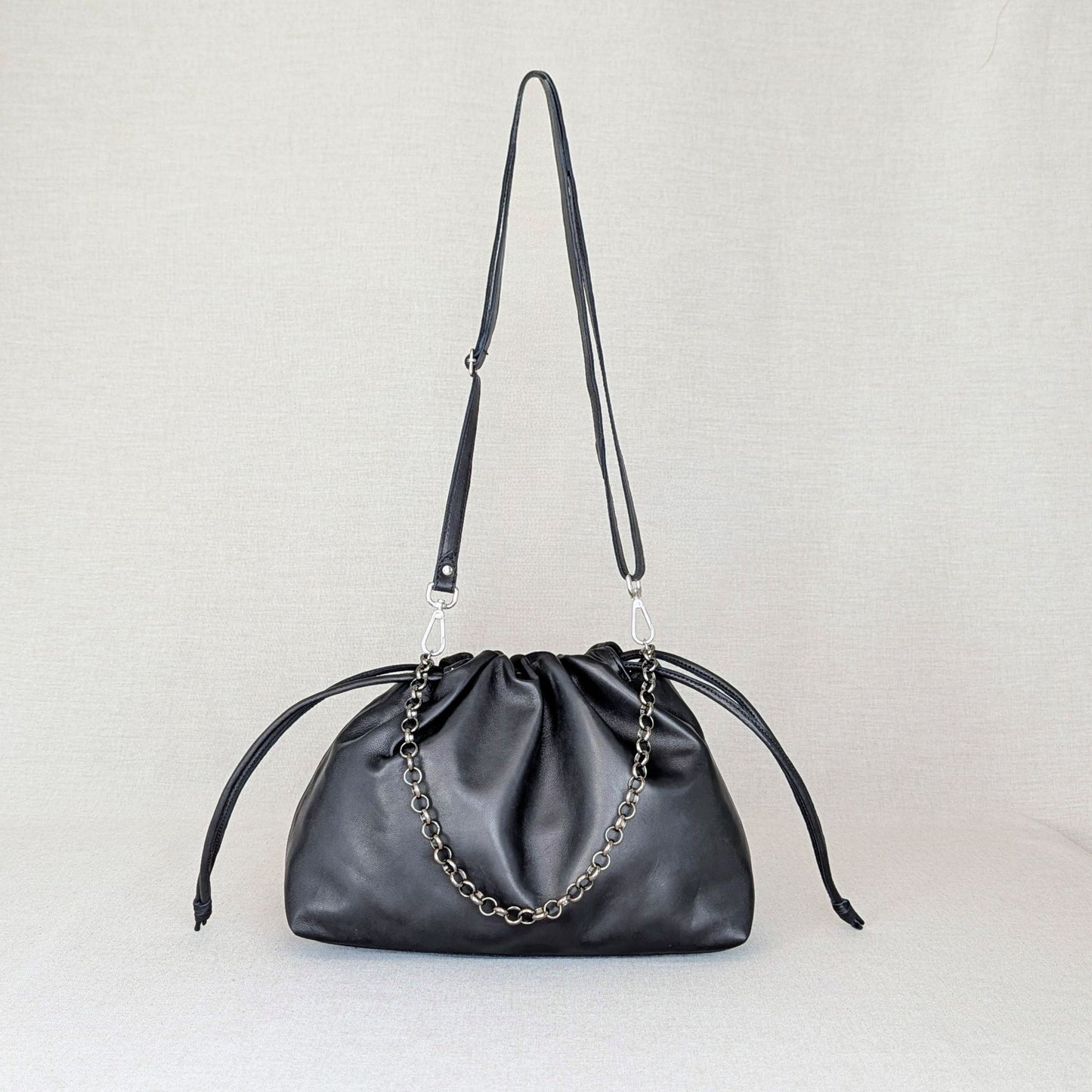 Bolso Mediano fruncido de piel artesanal Belice — con asa de cadena y bandolera — color-negro