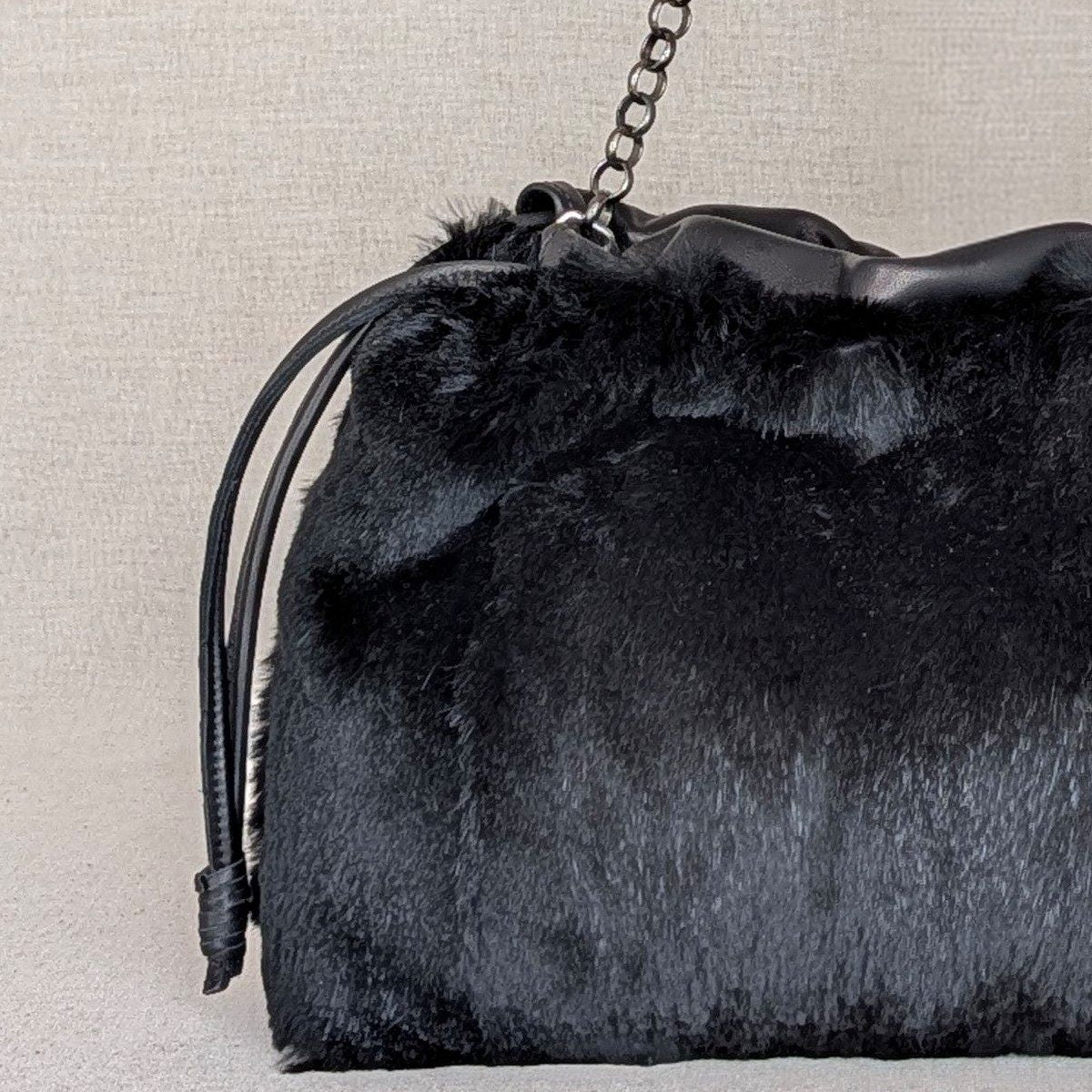 bolso-de-piel-hairon-negro-fruncido-detalle