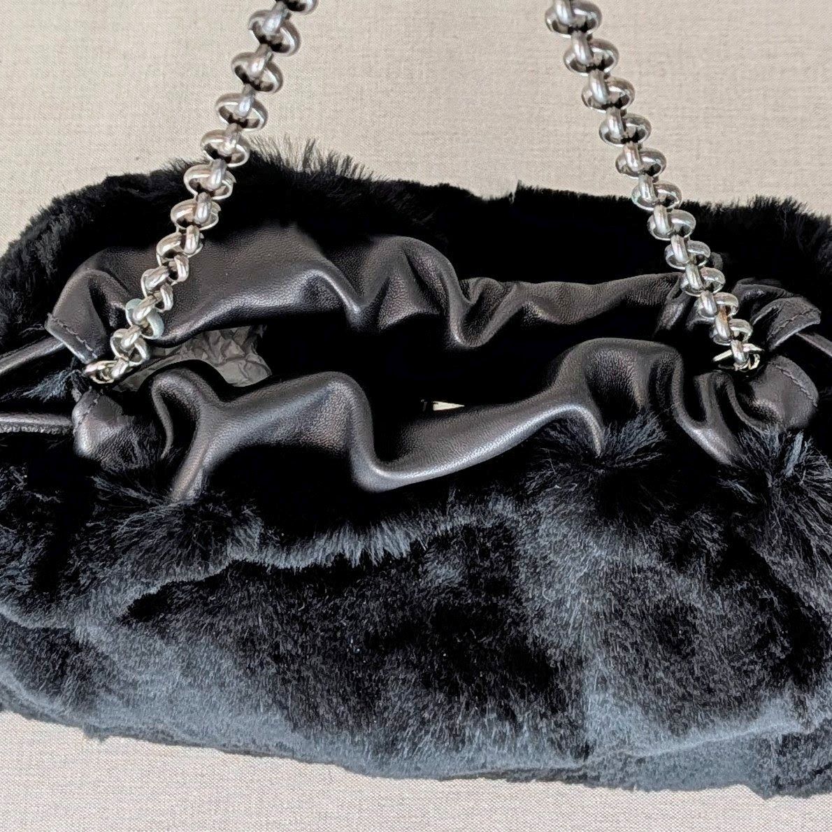 bolso-de-piel-hairon-negro-fruncido-detalle