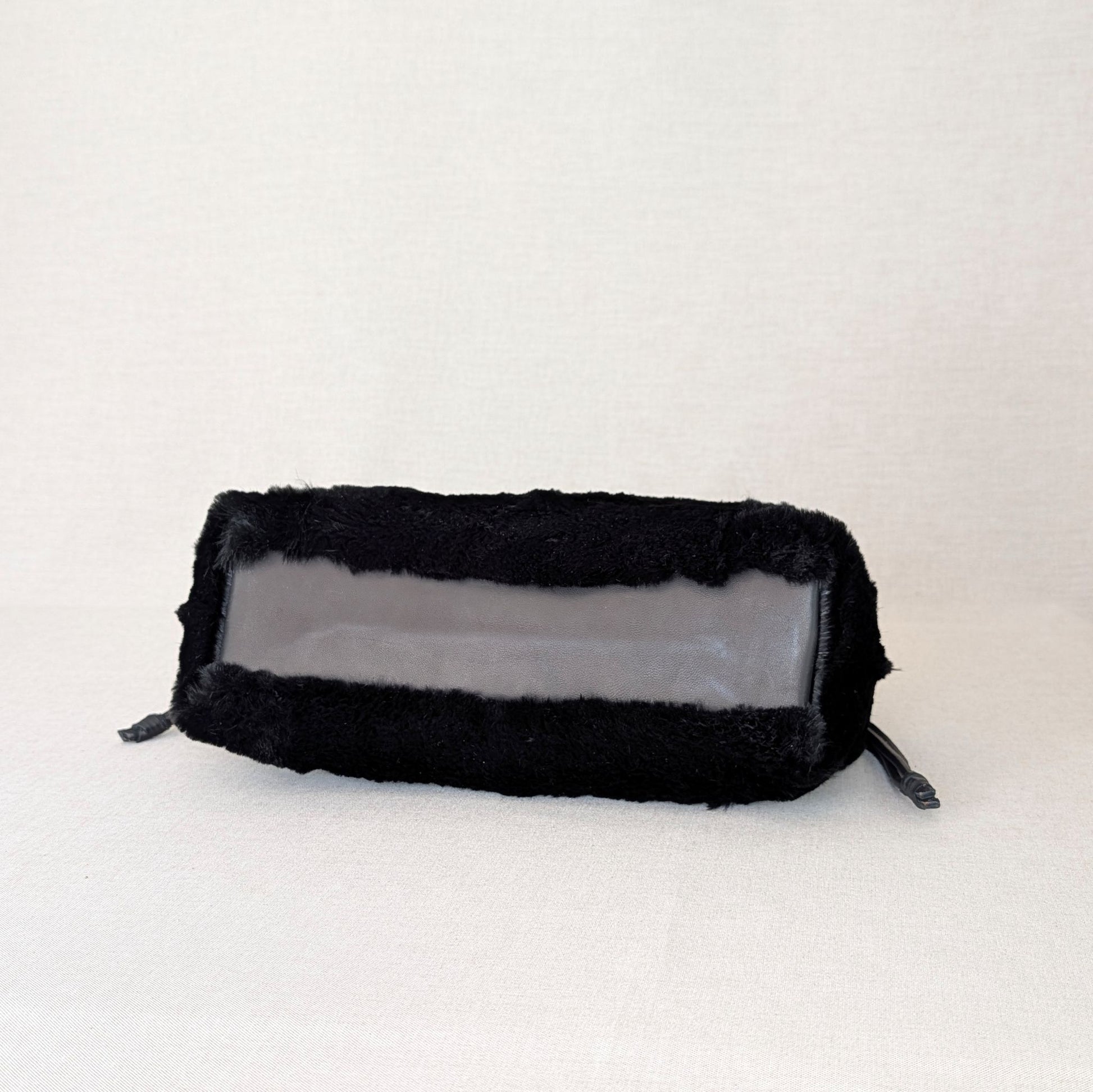 bolso-de-piel-hairon-negro-fruncido-detalle-trasera