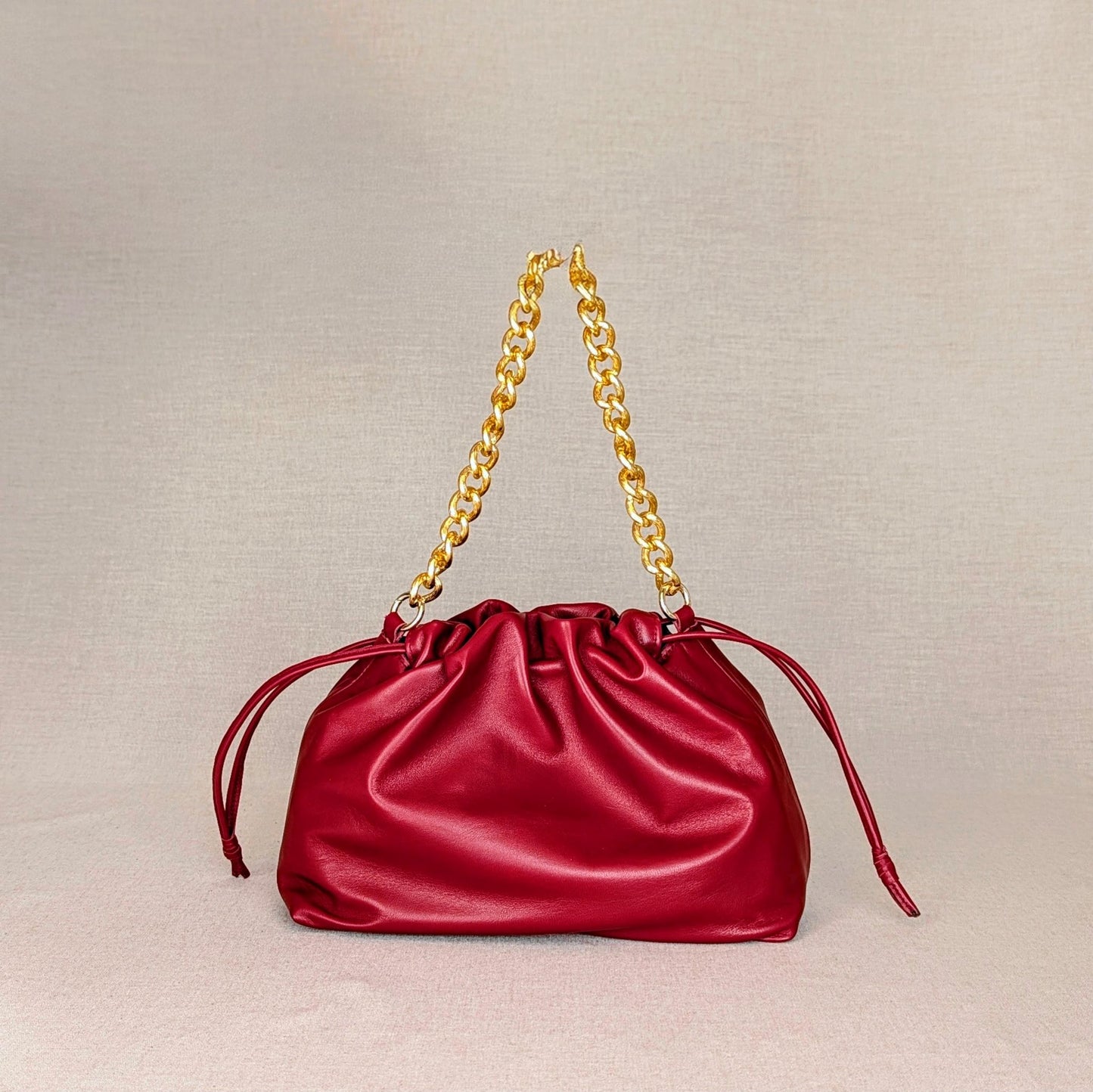 Bolso Mediano fruncido de piel artesanal Belice — con asa de cadena y bandolera — color-burdeos