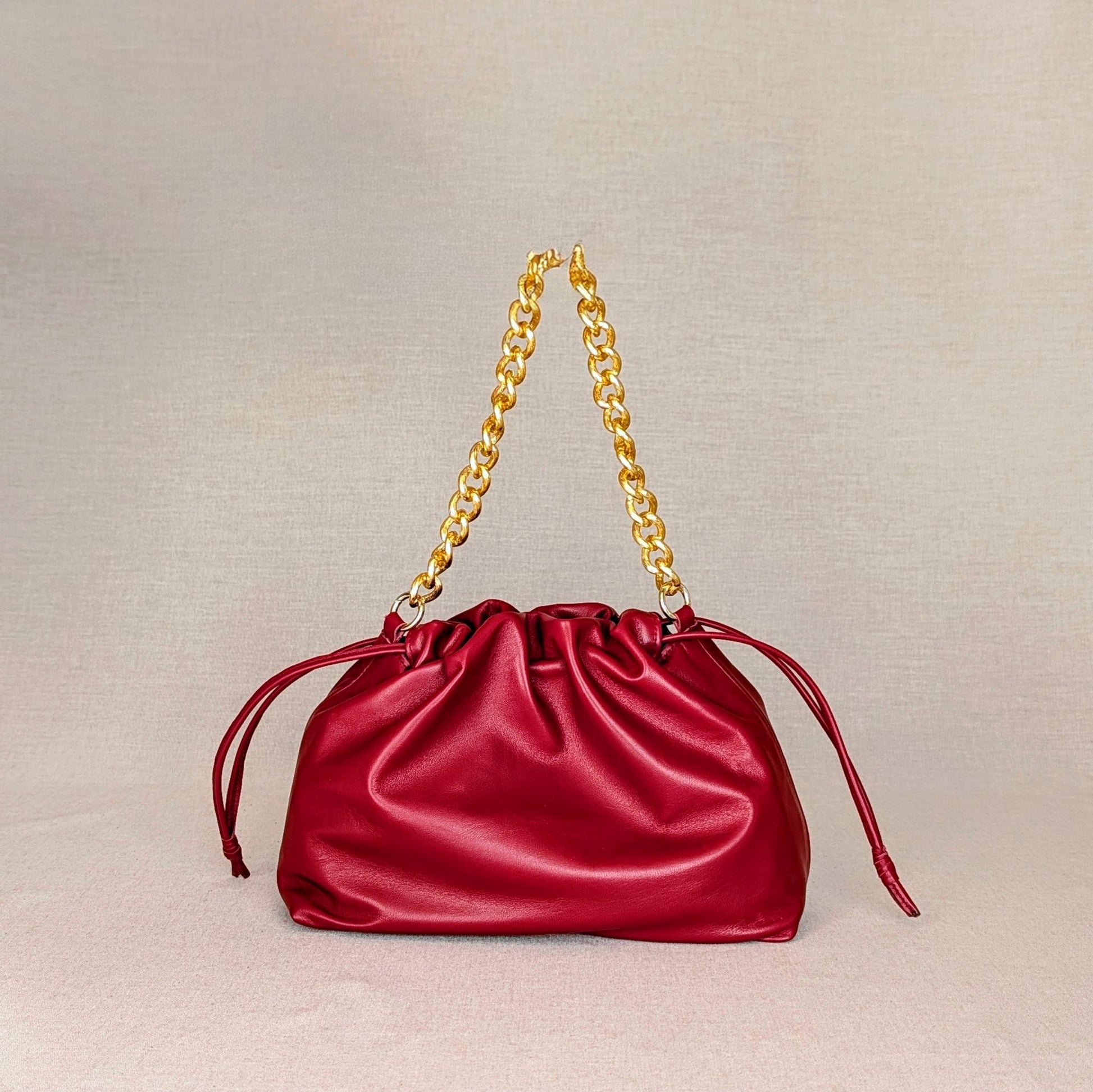 Bolso Mediano fruncido de piel artesanal Belice — con asa de cadena y bandolera — color-burdeos