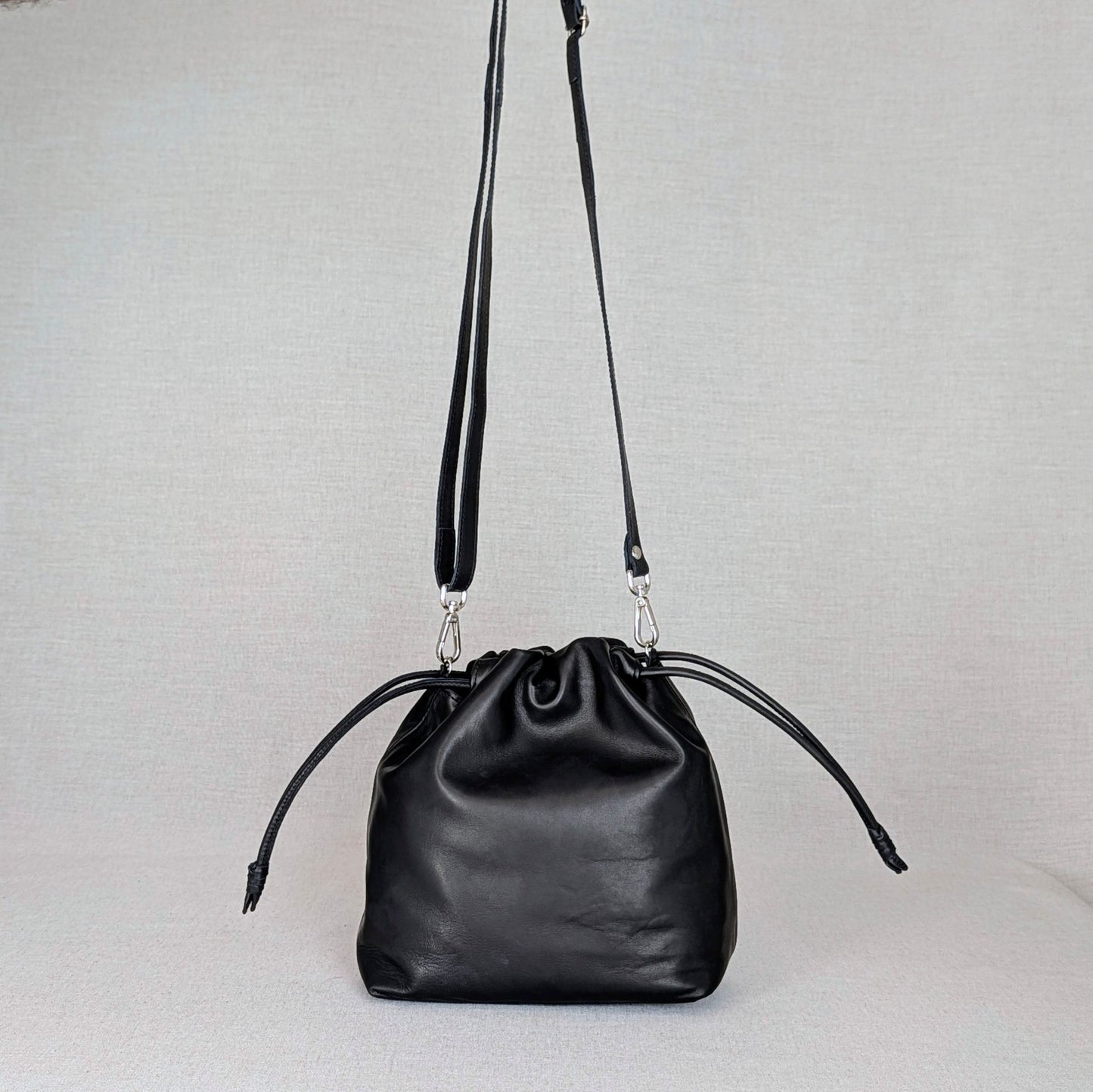 Bolso LOVEMINI de piel artesanal Belice — bolso compacto con diseño fruncido y bandolera regulable — color-negro