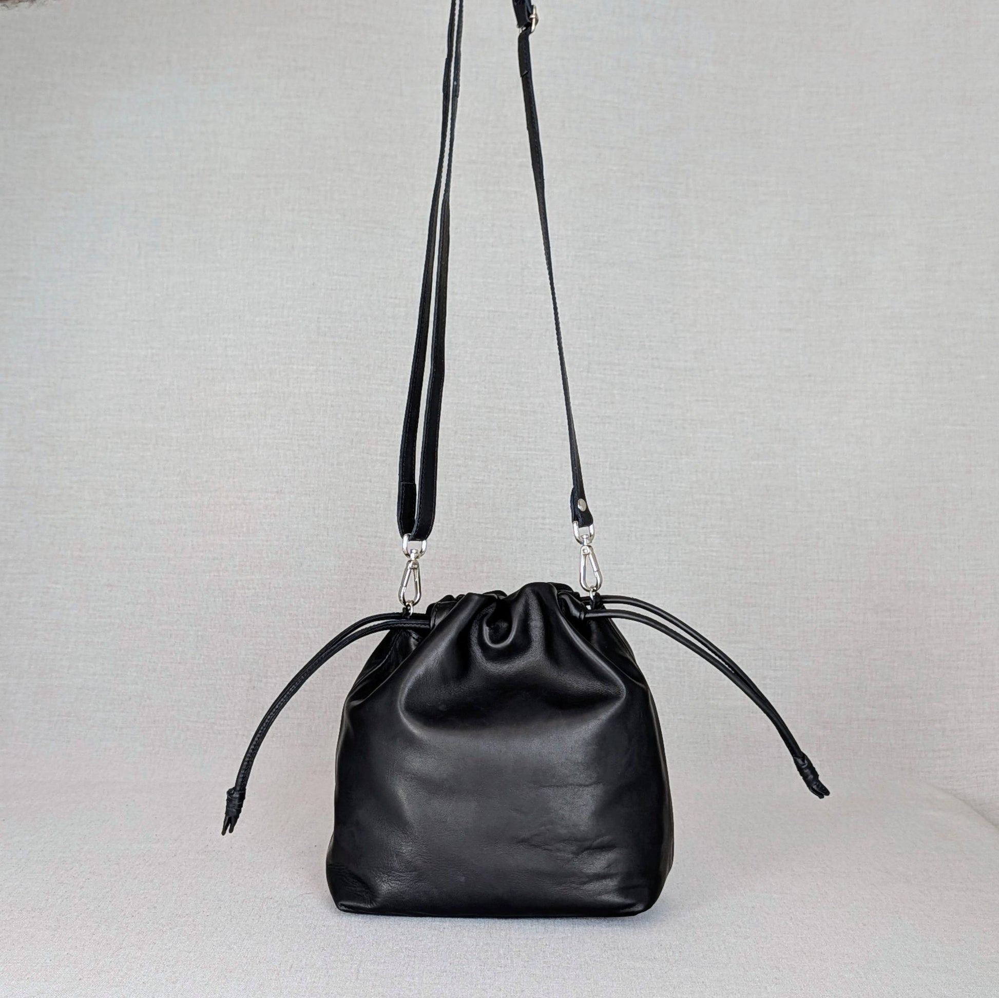 Bolso LOVEMINI de piel artesanal Belice — bolso compacto con diseño fruncido y bandolera regulable — color-negro
