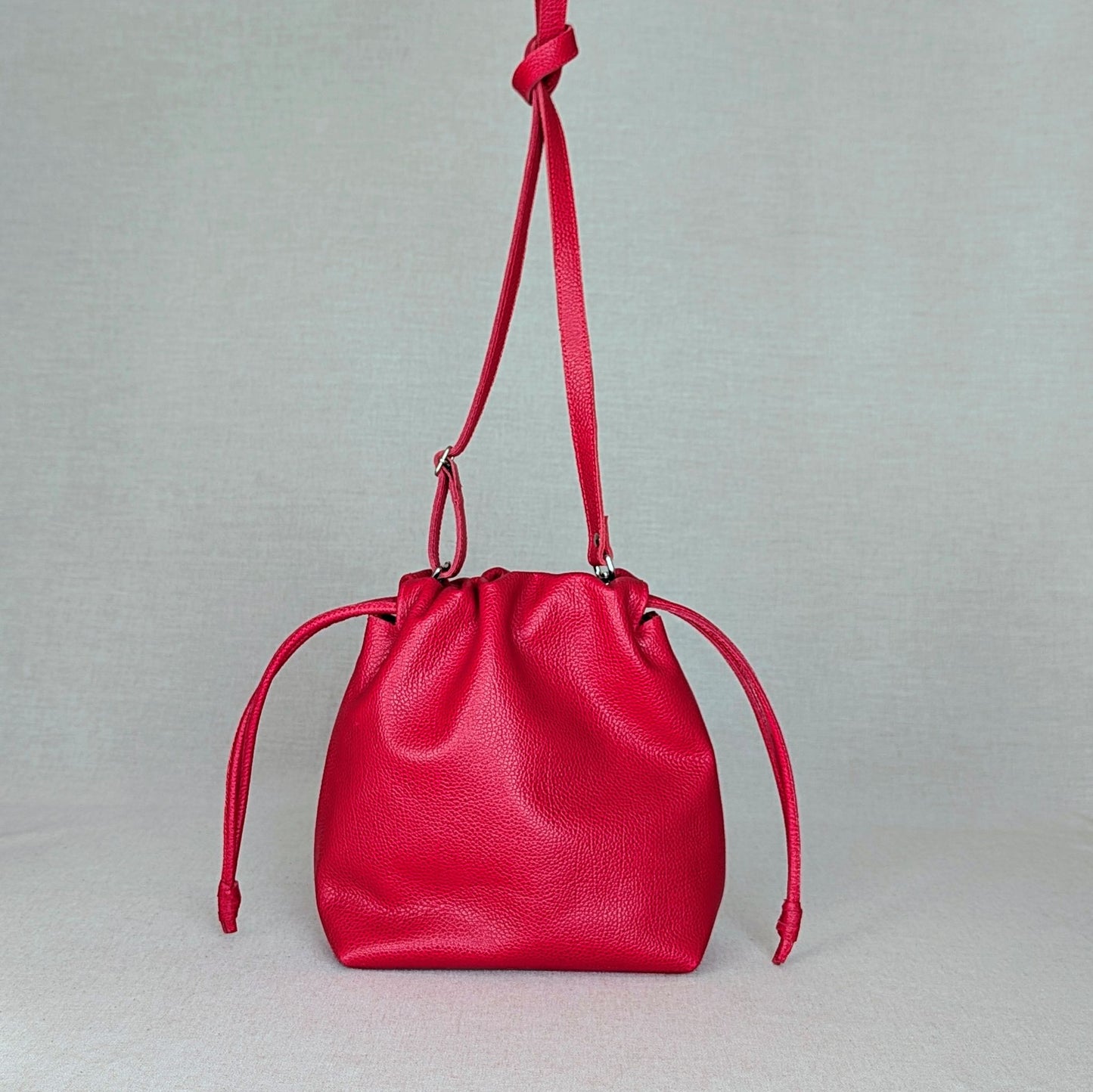 Bolso LOVEMINI de piel artesanal Belice — bolso compacto con diseño fruncido y bandolera regulable — color-rojo