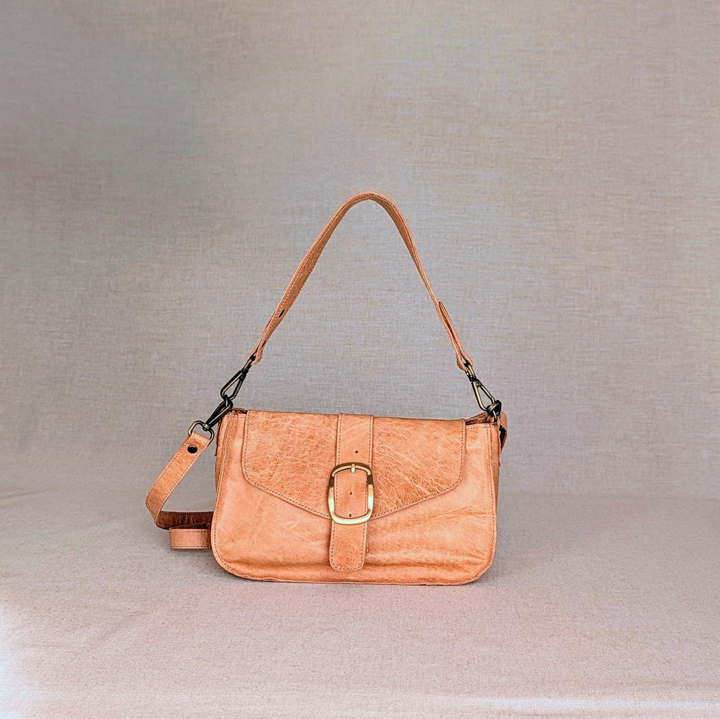 Bolso VIKY de piel artesanal Belice — bolso de diario con solapa y bandolera regulable — color-taupe-frontal