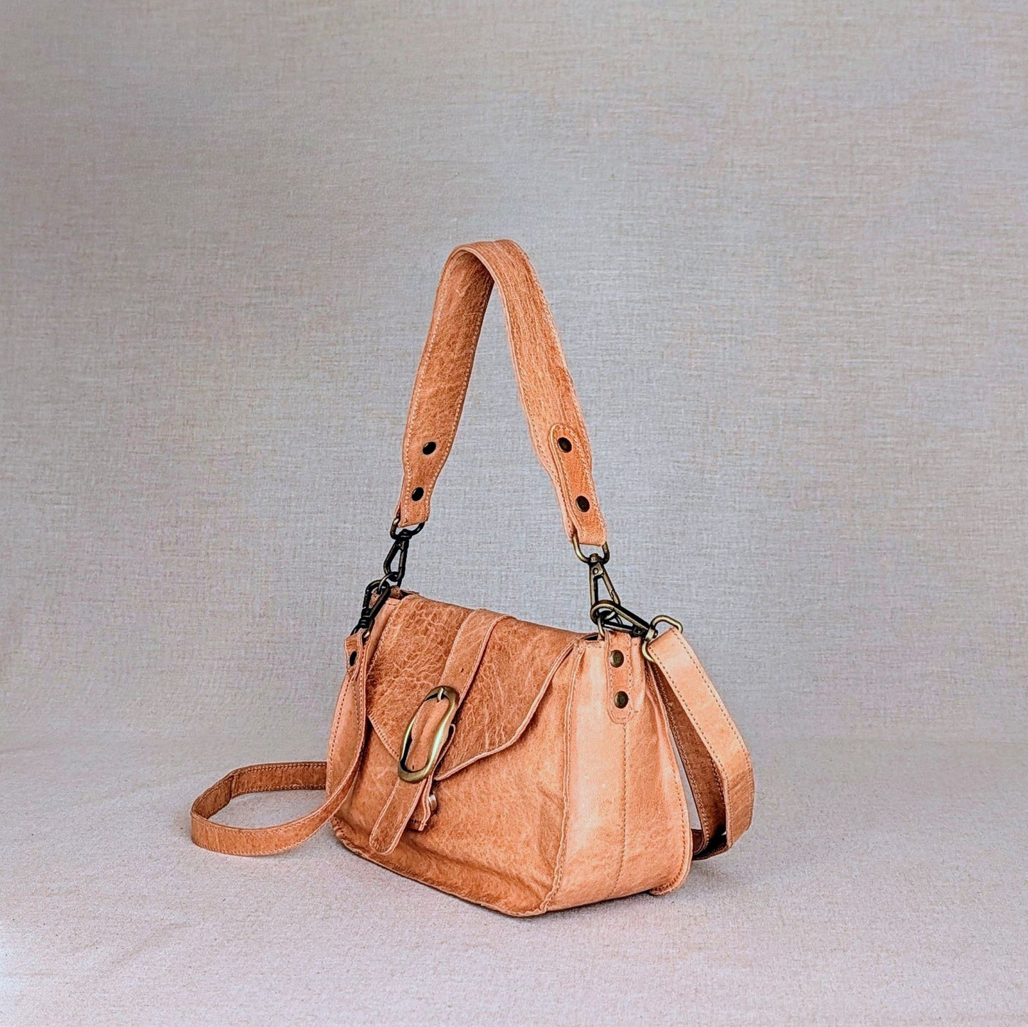 Bolso VIKY de piel artesanal Belice — bolso de diario con solapa y bandolera regulable — color-taupe-lateral