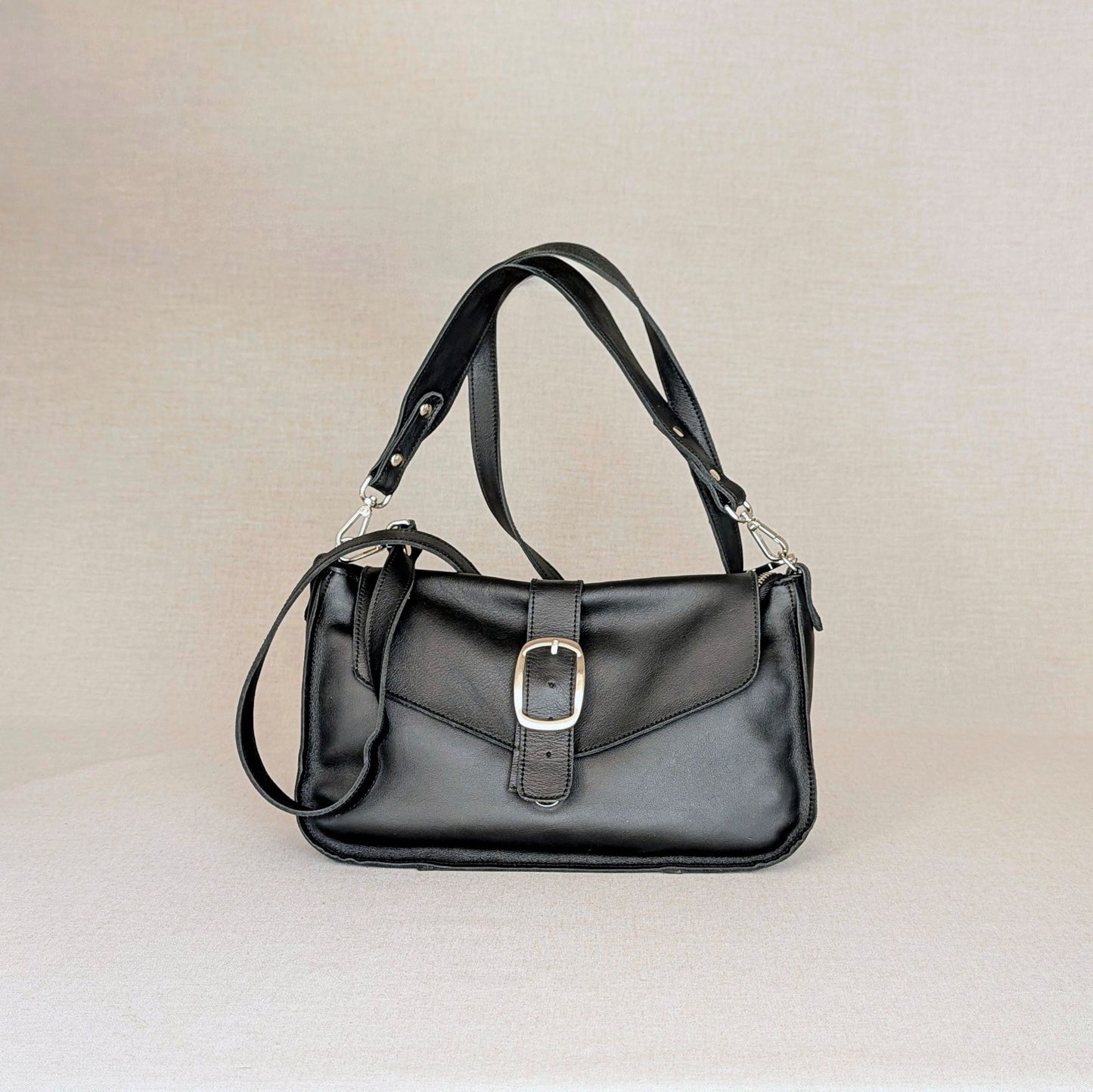 Bolso VIKY de piel artesanal Belice — bolso de diario con solapa y bandolera regulable — color-negro