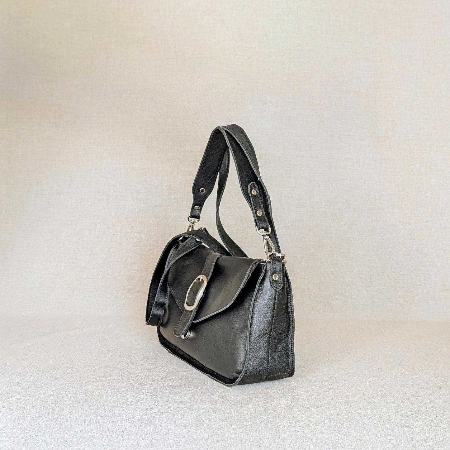 Bolso VIKY de piel artesanal Belice — bolso de diario con solapa y bandolera regulable — color-negro