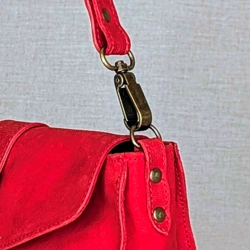 Bolso VIKY de piel artesanal Belice — bolso de diario con solapa y bandolera regulable — color-rojo-detalle